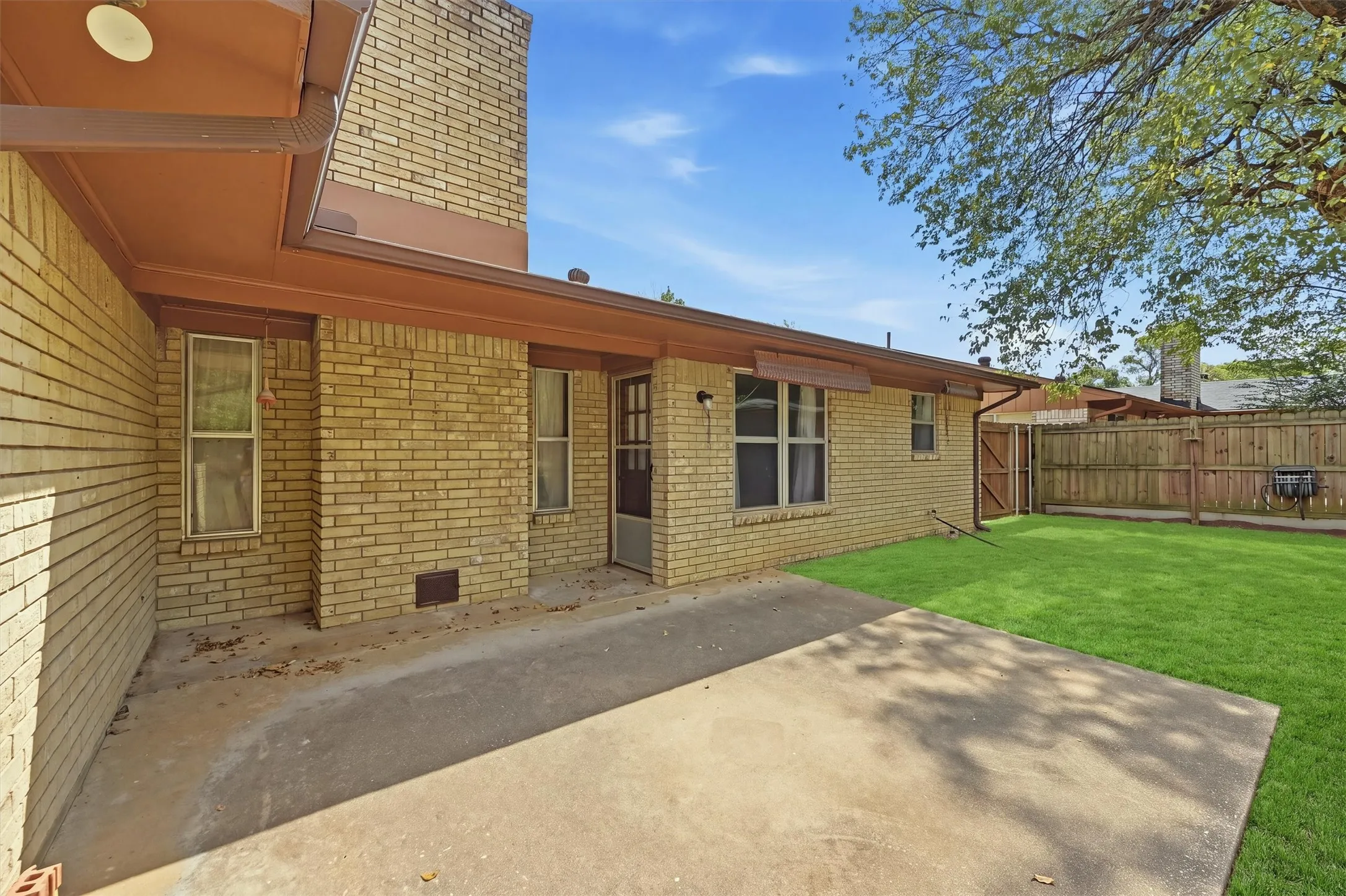 Single Family Residence For Sale in Grayson County , 2403 Caprice Avenue, Denison, Texas 75020, 3 Bedroom, 2 Bathroom, 2 Garage spaces, 1,472 Sqft, built in 1976, mls#21392639, Real Estate Agent in Denison, Homes For Sale in Grayson county, Homes For Sale in Denison, Realtor in Denison Texas, Real Estate Brokerage Independent Realty Texas, Luminita Cordes Realtor