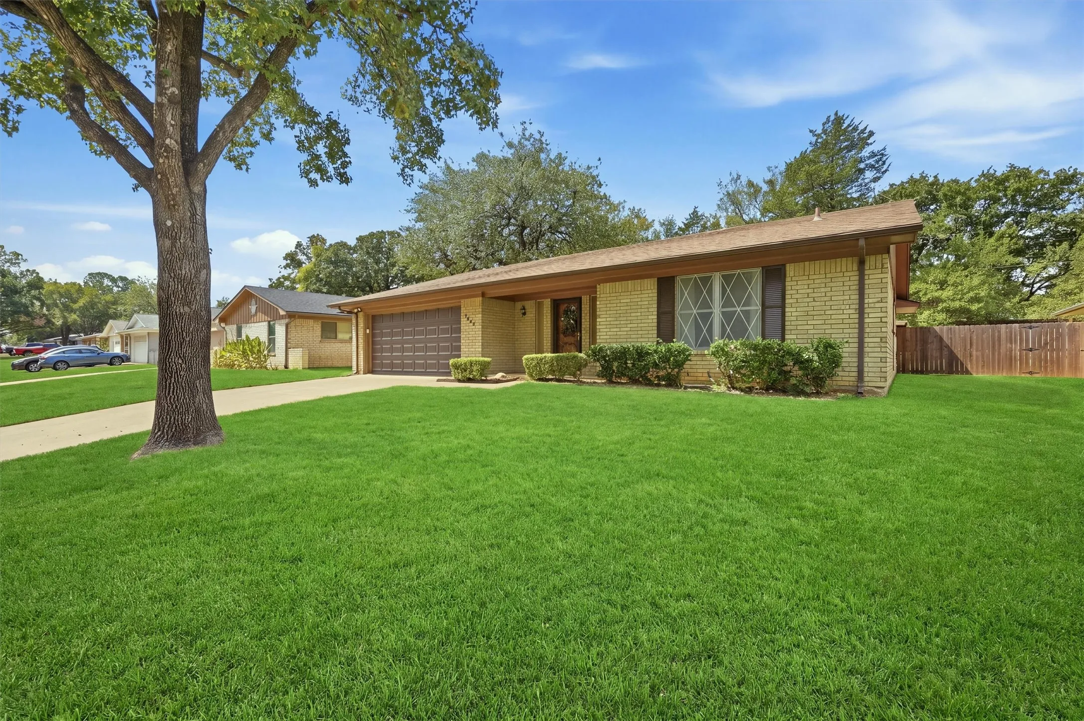 Single Family Residence For Sale in Grayson County , 2403 Caprice Avenue, Denison, Texas 75020, 3 Bedroom, 2 Bathroom, 2 Garage spaces, 1,472 Sqft, built in 1976, mls#21392639, Real Estate Agent in Denison, Homes For Sale in Grayson county, Homes For Sale in Denison, Realtor in Denison Texas, Real Estate Brokerage Independent Realty Texas, Luminita Cordes Realtor