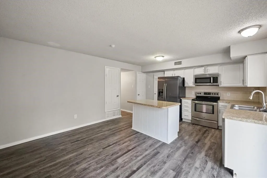 Single Family Residence For Rent in Tarrant County , 3505 Rush Springs Drive, Arlington, Texas 76016, 4 Bedroom, 2 Bathroom, 2 Garage spaces, 1,626 Sqft, built in 1980, mls#21391807, Real Estate Agent in Arlington, Homes For Rent in Tarrant county, Homes For Rent in Arlington, Realtor in Arlington Texas, Real Estate Brokerage Independent Realty Texas, Luminita Cordes Realtor
