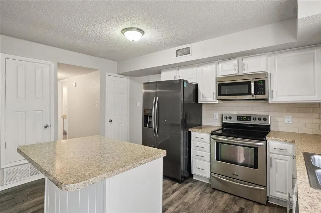 Single Family Residence For Rent in Tarrant County , 3505 Rush Springs Drive, Arlington, Texas 76016, 4 Bedroom, 2 Bathroom, 2 Garage spaces, 1,626 Sqft, built in 1980, mls#21391807, Real Estate Agent in Arlington, Homes For Rent in Tarrant county, Homes For Rent in Arlington, Realtor in Arlington Texas, Real Estate Brokerage Independent Realty Texas, Luminita Cordes Realtor
