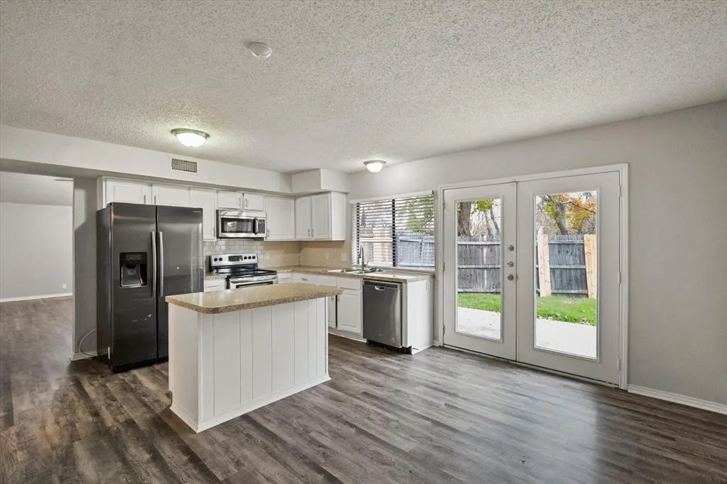 Single Family Residence For Rent in Tarrant County , 3505 Rush Springs Drive, Arlington, Texas 76016, 4 Bedroom, 2 Bathroom, 2 Garage spaces, 1,626 Sqft, built in 1980, mls#21391807, Real Estate Agent in Arlington, Homes For Rent in Tarrant county, Homes For Rent in Arlington, Realtor in Arlington Texas, Real Estate Brokerage Independent Realty Texas, Luminita Cordes Realtor