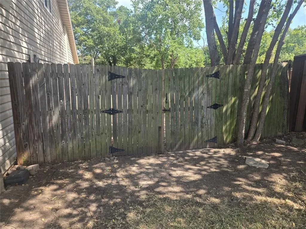 Single Family Residence For Rent in Tarrant County , 3505 Rush Springs Drive, Arlington, Texas 76016, 4 Bedroom, 2 Bathroom, 2 Garage spaces, 1,626 Sqft, built in 1980, mls#21391807, Real Estate Agent in Arlington, Homes For Rent in Tarrant county, Homes For Rent in Arlington, Realtor in Arlington Texas, Real Estate Brokerage Independent Realty Texas, Luminita Cordes Realtor