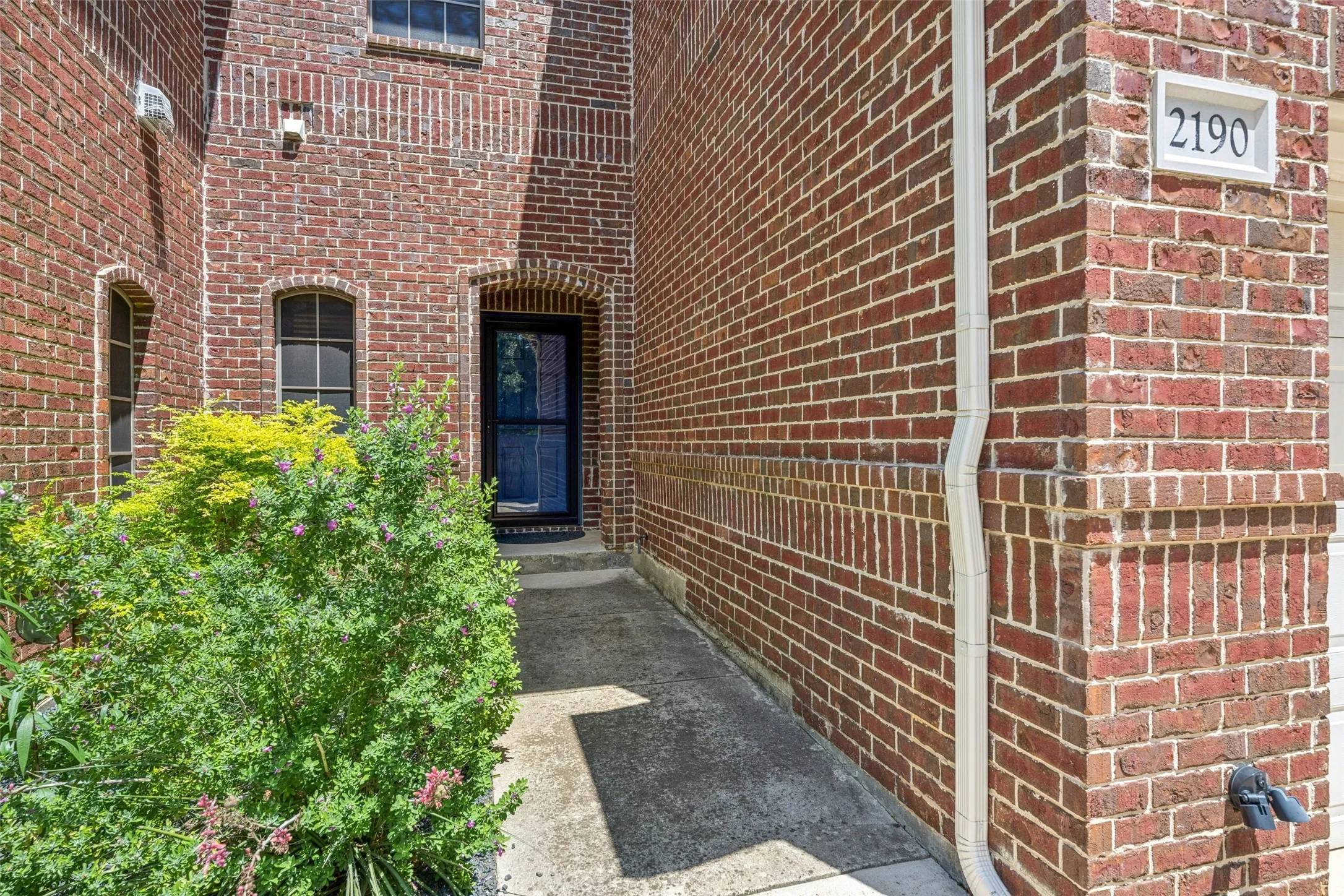 Condominium For Sale in Tarrant County , 2190 Mc Pherson Drive, Grapevine, Texas 76051, 2 Bedroom, 3 Bathroom, 1 Garage spaces, 1,541 Sqft, built in 2004, mls#21392385, Real Estate Agent in Grapevine, Homes For Sale in Tarrant county, Homes For Sale in Grapevine, Realtor in Grapevine Texas, Real Estate Brokerage Independent Realty Texas, Luminita Cordes Realtor