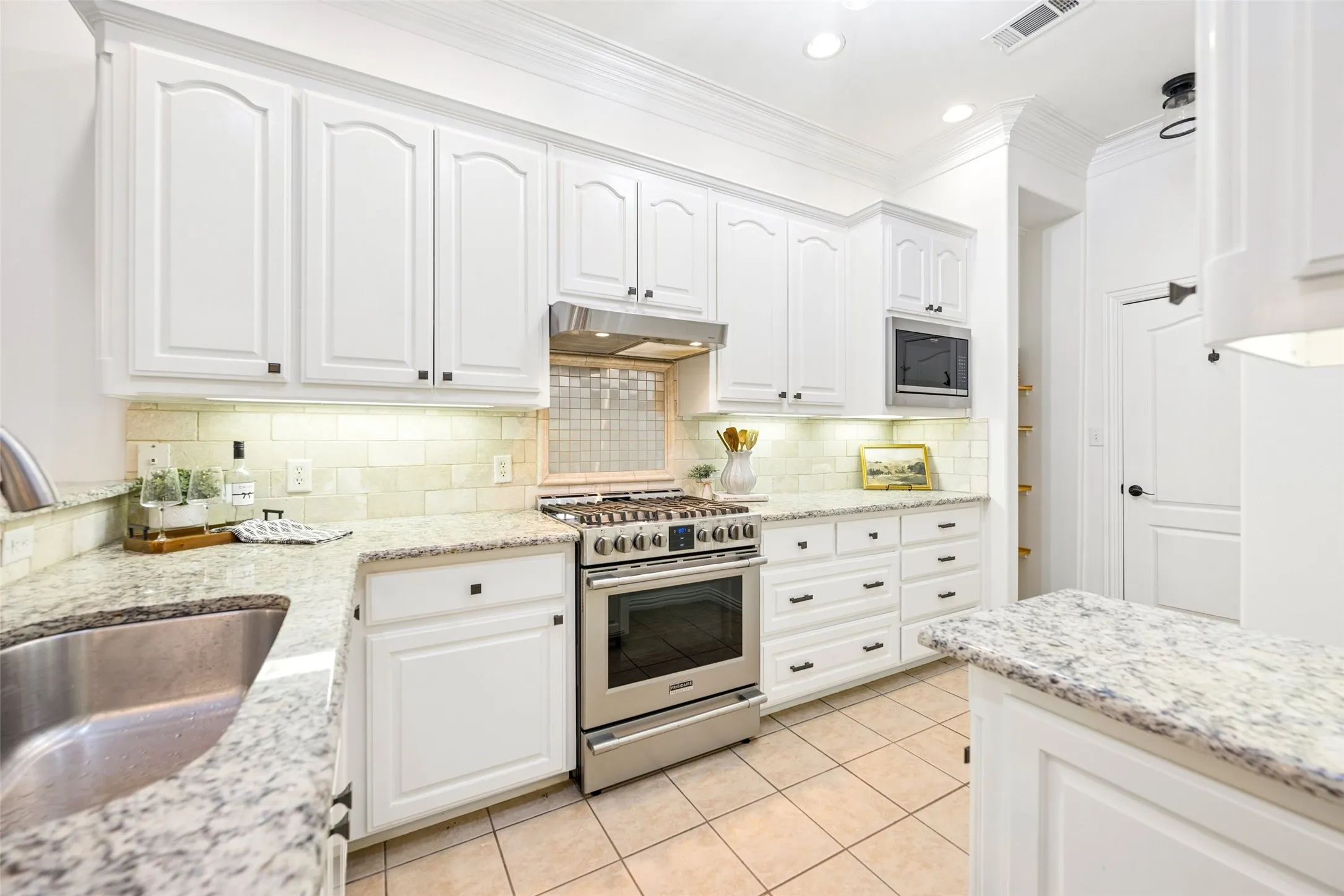 Condominium For Sale in Tarrant County , 2190 Mc Pherson Drive, Grapevine, Texas 76051, 2 Bedroom, 3 Bathroom, 1 Garage spaces, 1,541 Sqft, built in 2004, mls#21392385, Real Estate Agent in Grapevine, Homes For Sale in Tarrant county, Homes For Sale in Grapevine, Realtor in Grapevine Texas, Real Estate Brokerage Independent Realty Texas, Luminita Cordes Realtor