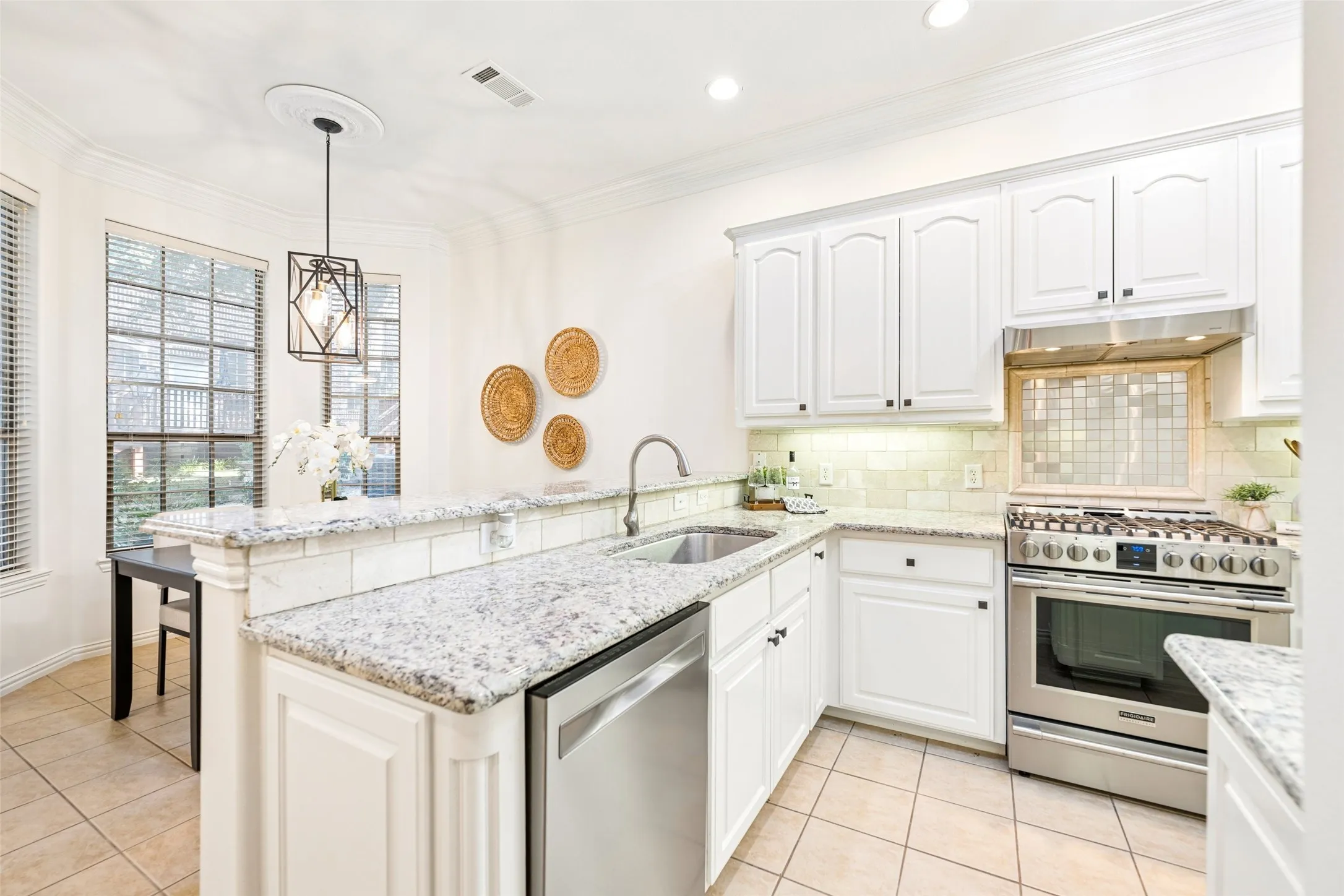 Condominium For Sale in Tarrant County , 2190 Mc Pherson Drive, Grapevine, Texas 76051, 2 Bedroom, 3 Bathroom, 1 Garage spaces, 1,541 Sqft, built in 2004, mls#21392385, Real Estate Agent in Grapevine, Homes For Sale in Tarrant county, Homes For Sale in Grapevine, Realtor in Grapevine Texas, Real Estate Brokerage Independent Realty Texas, Luminita Cordes Realtor