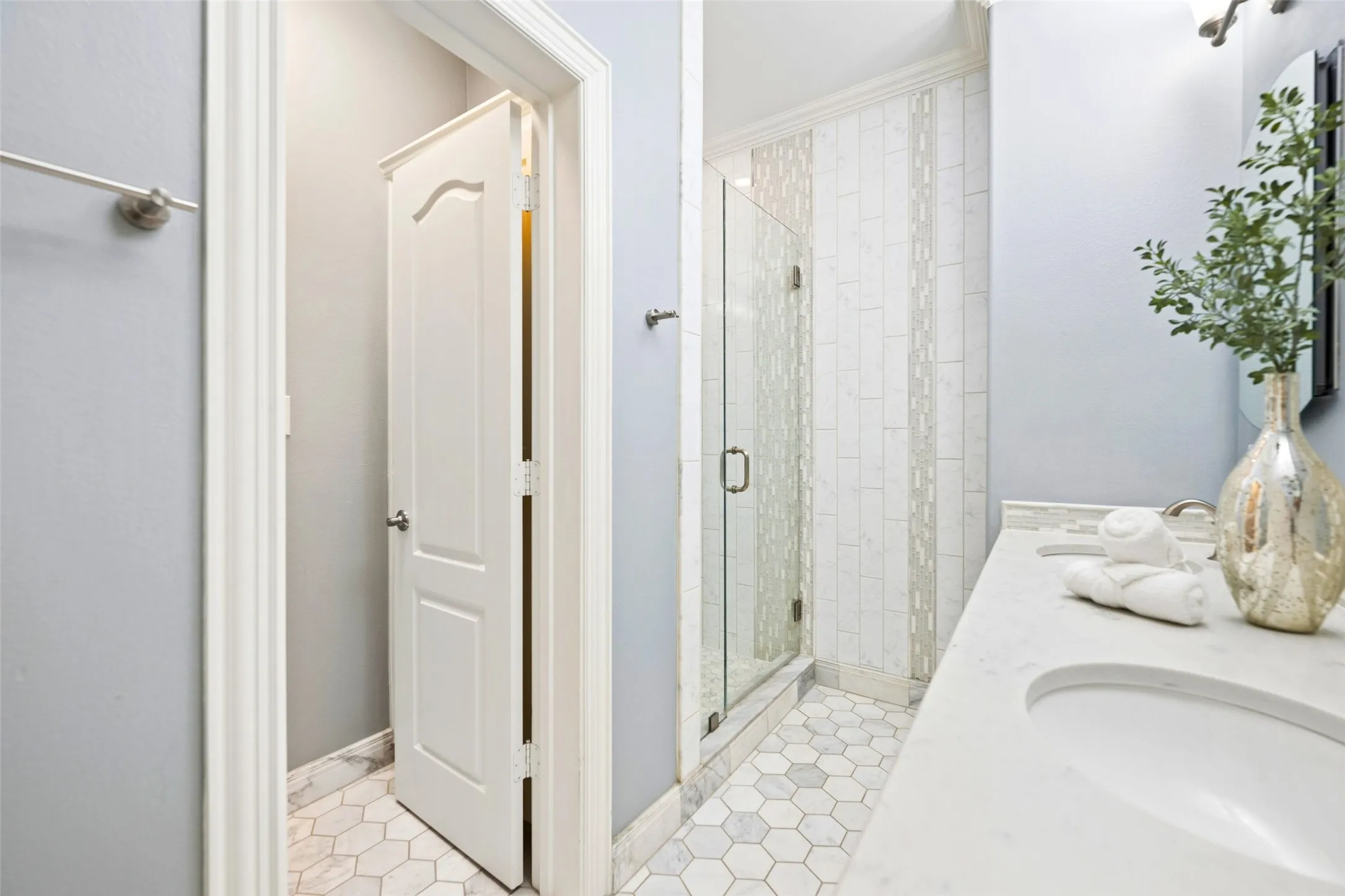 Condominium For Sale in Tarrant County , 2190 Mc Pherson Drive, Grapevine, Texas 76051, 2 Bedroom, 3 Bathroom, 1 Garage spaces, 1,541 Sqft, built in 2004, mls#21392385, Real Estate Agent in Grapevine, Homes For Sale in Tarrant county, Homes For Sale in Grapevine, Realtor in Grapevine Texas, Real Estate Brokerage Independent Realty Texas, Luminita Cordes Realtor