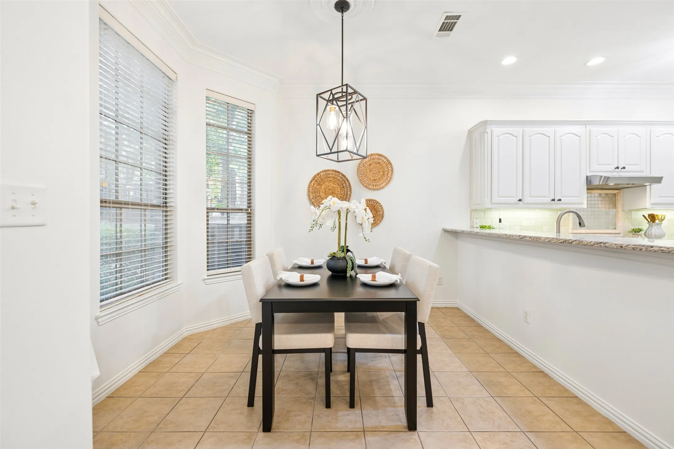 Condominium For Sale in Tarrant County , 2190 Mc Pherson Drive, Grapevine, Texas 76051, 2 Bedroom, 3 Bathroom, 1 Garage spaces, 1,541 Sqft, built in 2004, mls#21392385, Real Estate Agent in Grapevine, Homes For Sale in Tarrant county, Homes For Sale in Grapevine, Realtor in Grapevine Texas, Real Estate Brokerage Independent Realty Texas, Luminita Cordes Realtor