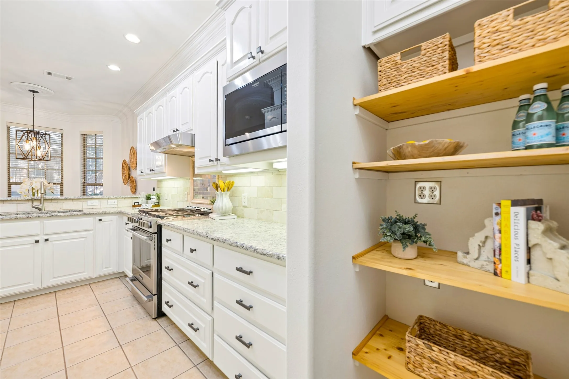 Condominium For Sale in Tarrant County , 2190 Mc Pherson Drive, Grapevine, Texas 76051, 2 Bedroom, 3 Bathroom, 1 Garage spaces, 1,541 Sqft, built in 2004, mls#21392385, Real Estate Agent in Grapevine, Homes For Sale in Tarrant county, Homes For Sale in Grapevine, Realtor in Grapevine Texas, Real Estate Brokerage Independent Realty Texas, Luminita Cordes Realtor