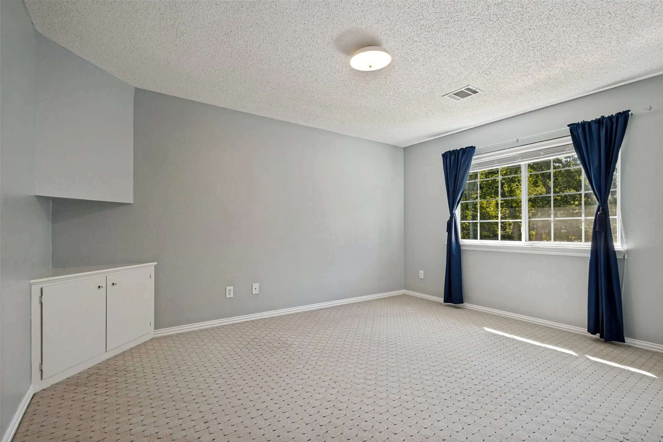 Single Family Residence For Sale in Tarrant County , 204 E Chapel Downs Drive, Southlake, Texas 76092, 4 Bedroom, 4 Bathroom, 3 Garage spaces, 3,635 Sqft, built in 1992, mls#21392754, Real Estate Agent in Southlake, Homes For Sale in Tarrant county, Homes For Sale in Southlake, Realtor in Southlake Texas, Real Estate Brokerage Independent Realty Texas, Luminita Cordes Realtor