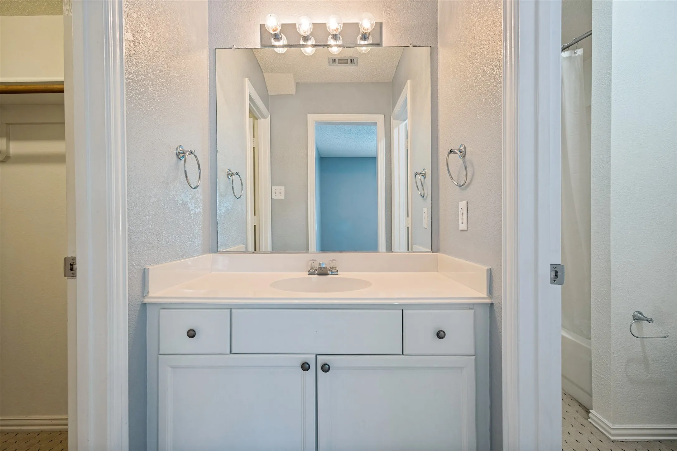 Single Family Residence For Sale in Tarrant County , 204 E Chapel Downs Drive, Southlake, Texas 76092, 4 Bedroom, 4 Bathroom, 3 Garage spaces, 3,635 Sqft, built in 1992, mls#21392754, Real Estate Agent in Southlake, Homes For Sale in Tarrant county, Homes For Sale in Southlake, Realtor in Southlake Texas, Real Estate Brokerage Independent Realty Texas, Luminita Cordes Realtor