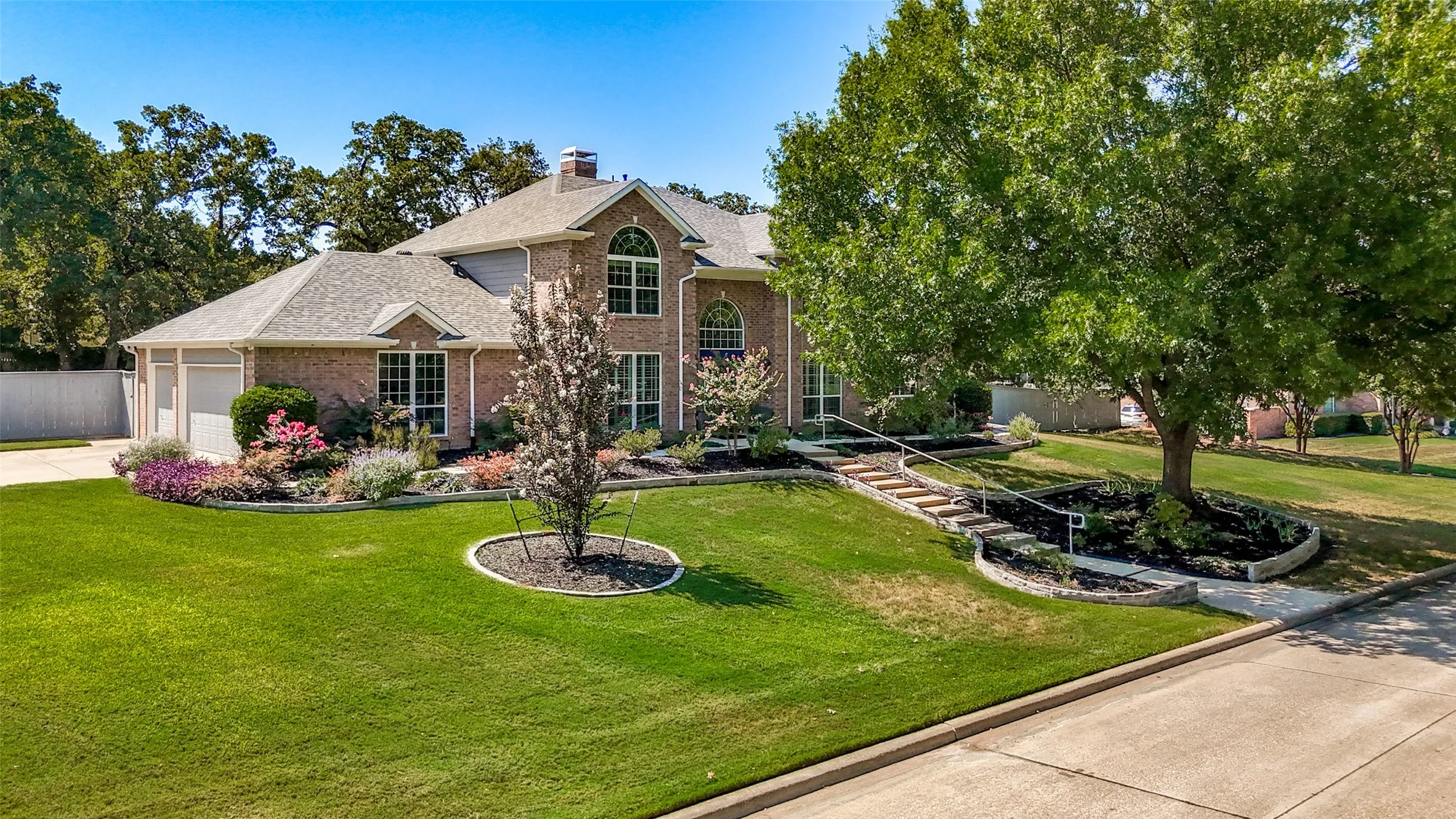 Single Family Residence For Sale in Tarrant County , 204 E Chapel Downs Drive, Southlake, Texas 76092, 4 Bedroom, 4 Bathroom, 3 Garage spaces, 3,635 Sqft, built in 1992, mls#21392754, Real Estate Agent in Southlake, Homes For Sale in Tarrant county, Homes For Sale in Southlake, Realtor in Southlake Texas, Real Estate Brokerage Independent Realty Texas, Luminita Cordes Realtor