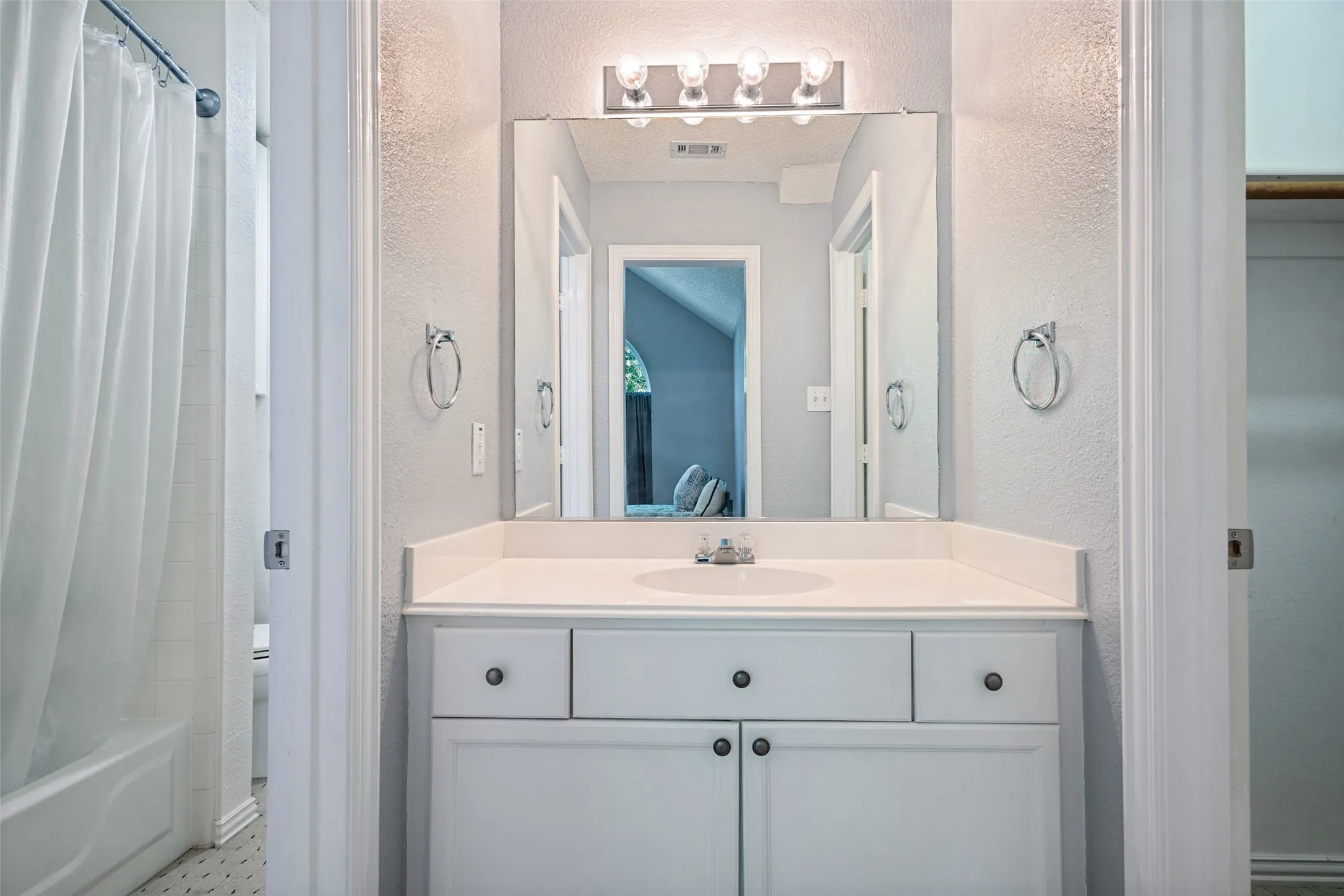 Single Family Residence For Sale in Tarrant County , 204 E Chapel Downs Drive, Southlake, Texas 76092, 4 Bedroom, 4 Bathroom, 3 Garage spaces, 3,635 Sqft, built in 1992, mls#21392754, Real Estate Agent in Southlake, Homes For Sale in Tarrant county, Homes For Sale in Southlake, Realtor in Southlake Texas, Real Estate Brokerage Independent Realty Texas, Luminita Cordes Realtor