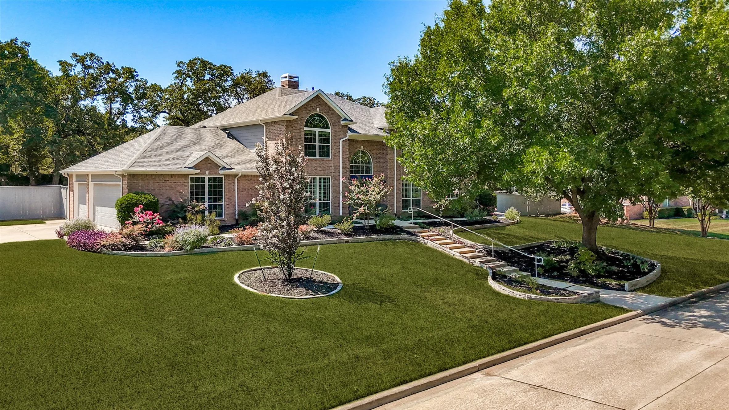 Single Family Residence For Sale in Tarrant County , 204 E Chapel Downs Drive, Southlake, Texas 76092, 4 Bedroom, 4 Bathroom, 3 Garage spaces, 3,635 Sqft, built in 1992, mls#21392754, Real Estate Agent in Southlake, Homes For Sale in Tarrant county, Homes For Sale in Southlake, Realtor in Southlake Texas, Real Estate Brokerage Independent Realty Texas, Luminita Cordes Realtor