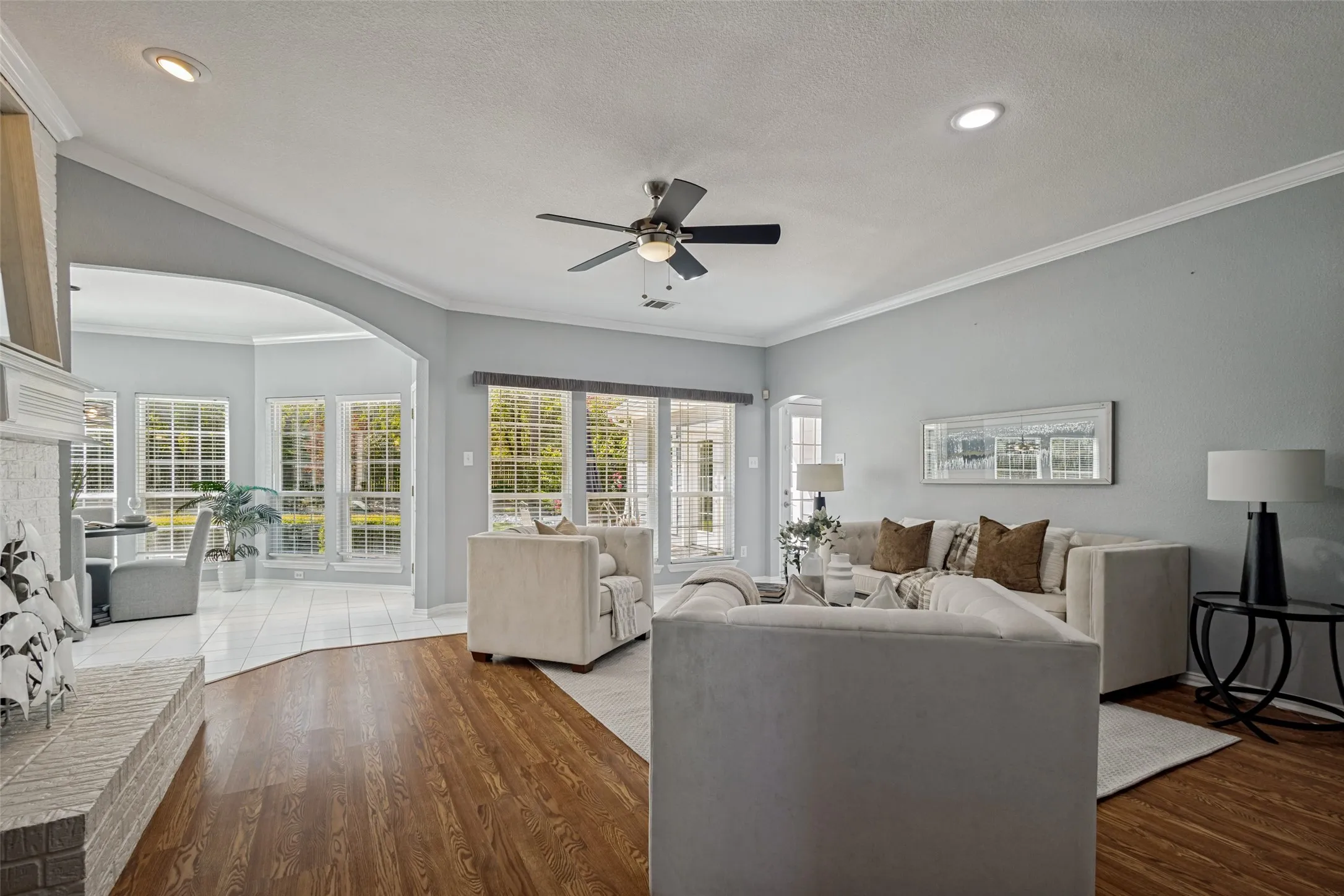 Single Family Residence For Sale in Tarrant County , 204 E Chapel Downs Drive, Southlake, Texas 76092, 4 Bedroom, 4 Bathroom, 3 Garage spaces, 3,635 Sqft, built in 1992, mls#21392754, Real Estate Agent in Southlake, Homes For Sale in Tarrant county, Homes For Sale in Southlake, Realtor in Southlake Texas, Real Estate Brokerage Independent Realty Texas, Luminita Cordes Realtor