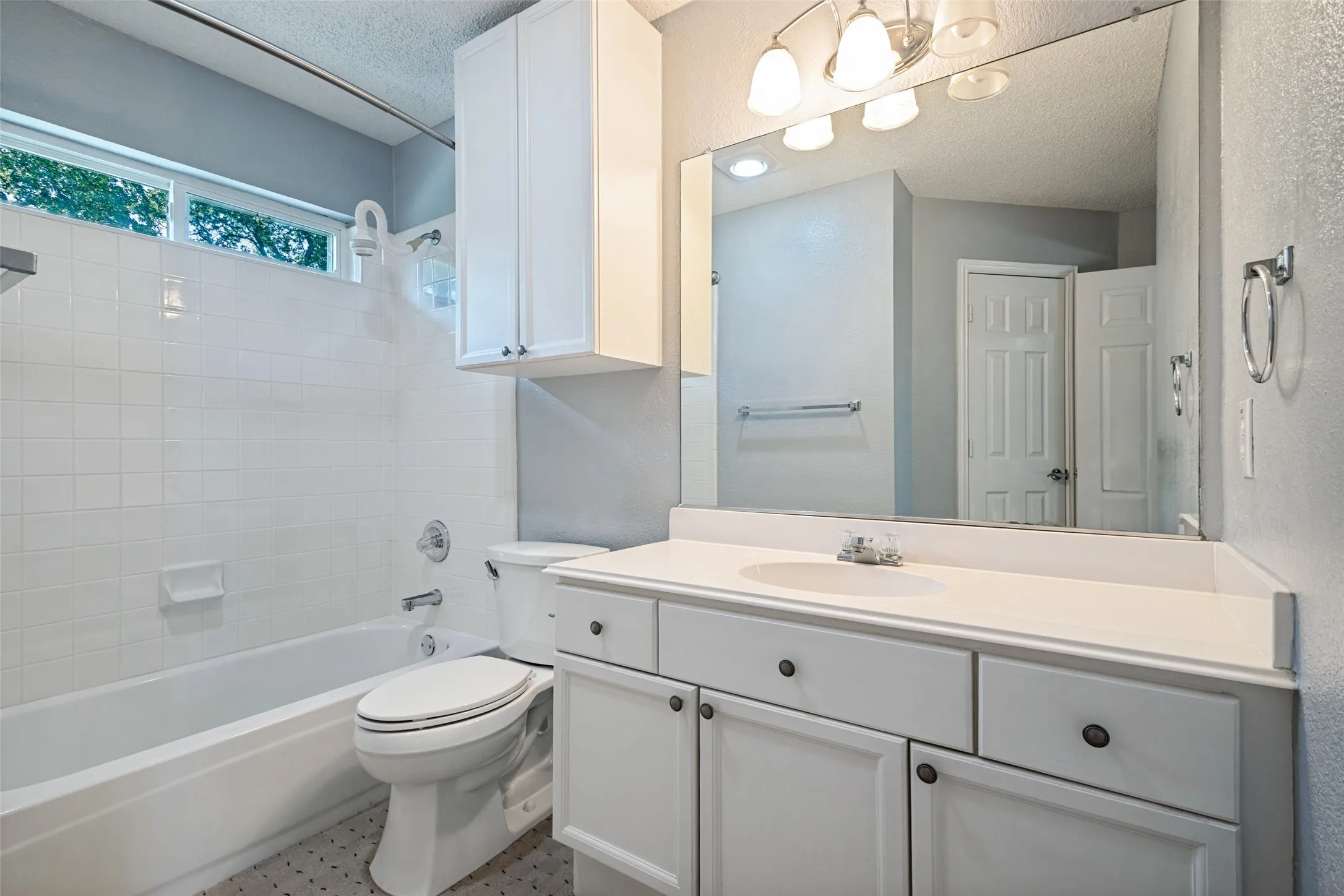 Single Family Residence For Sale in Tarrant County , 204 E Chapel Downs Drive, Southlake, Texas 76092, 4 Bedroom, 4 Bathroom, 3 Garage spaces, 3,635 Sqft, built in 1992, mls#21392754, Real Estate Agent in Southlake, Homes For Sale in Tarrant county, Homes For Sale in Southlake, Realtor in Southlake Texas, Real Estate Brokerage Independent Realty Texas, Luminita Cordes Realtor