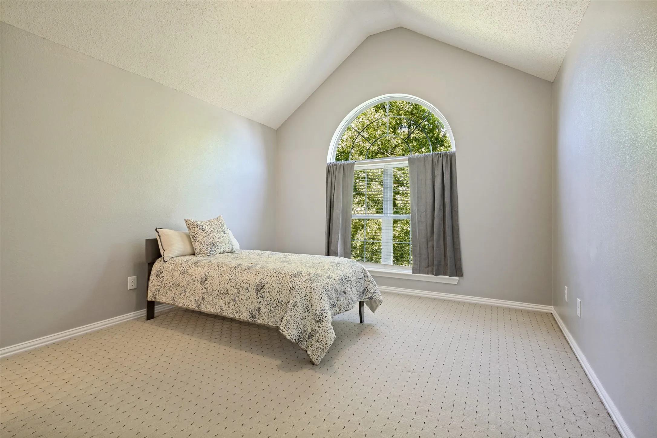 Single Family Residence For Sale in Tarrant County , 204 E Chapel Downs Drive, Southlake, Texas 76092, 4 Bedroom, 4 Bathroom, 3 Garage spaces, 3,635 Sqft, built in 1992, mls#21392754, Real Estate Agent in Southlake, Homes For Sale in Tarrant county, Homes For Sale in Southlake, Realtor in Southlake Texas, Real Estate Brokerage Independent Realty Texas, Luminita Cordes Realtor