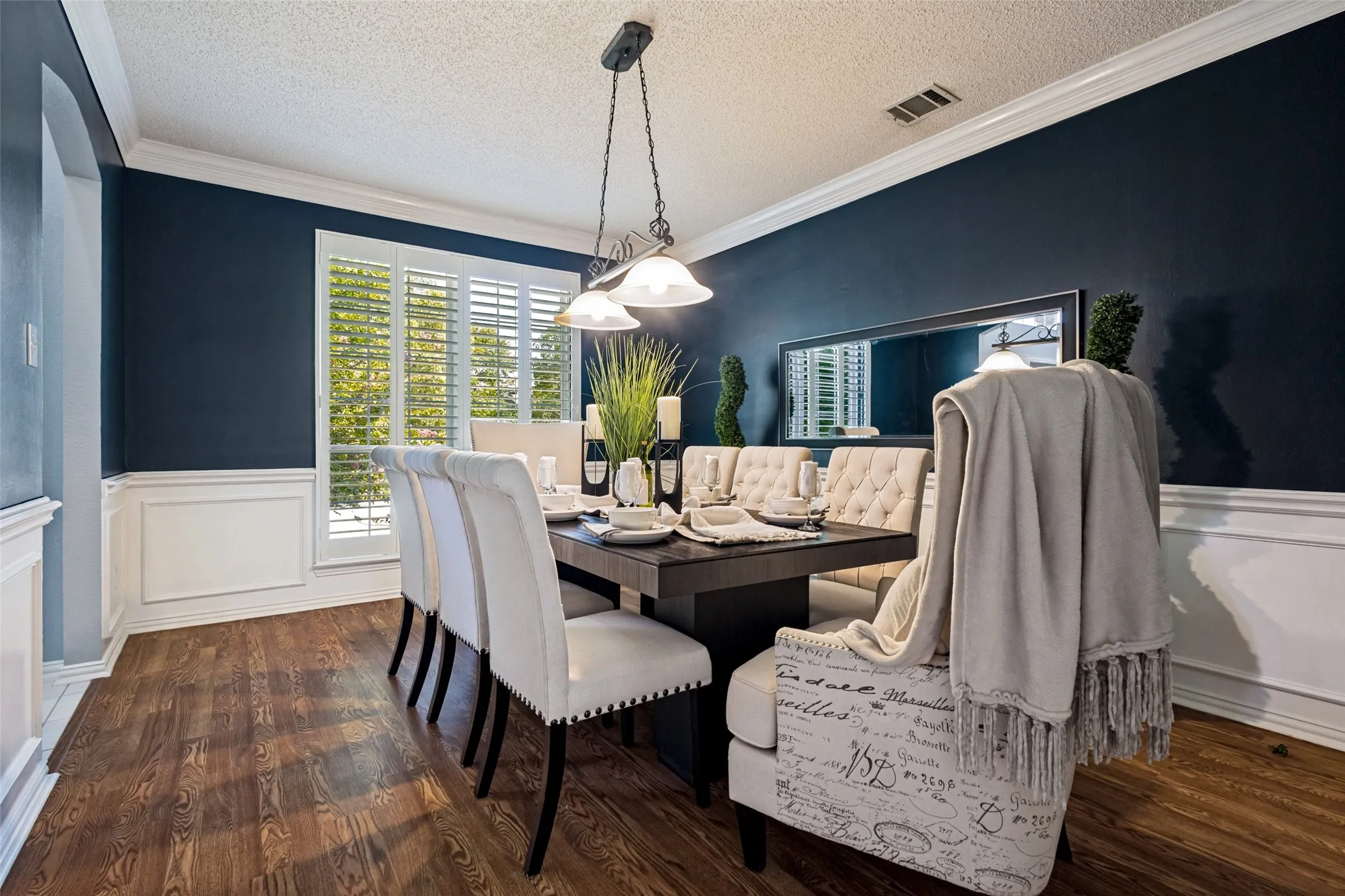 Single Family Residence For Sale in Tarrant County , 204 E Chapel Downs Drive, Southlake, Texas 76092, 4 Bedroom, 4 Bathroom, 3 Garage spaces, 3,635 Sqft, built in 1992, mls#21392754, Real Estate Agent in Southlake, Homes For Sale in Tarrant county, Homes For Sale in Southlake, Realtor in Southlake Texas, Real Estate Brokerage Independent Realty Texas, Luminita Cordes Realtor