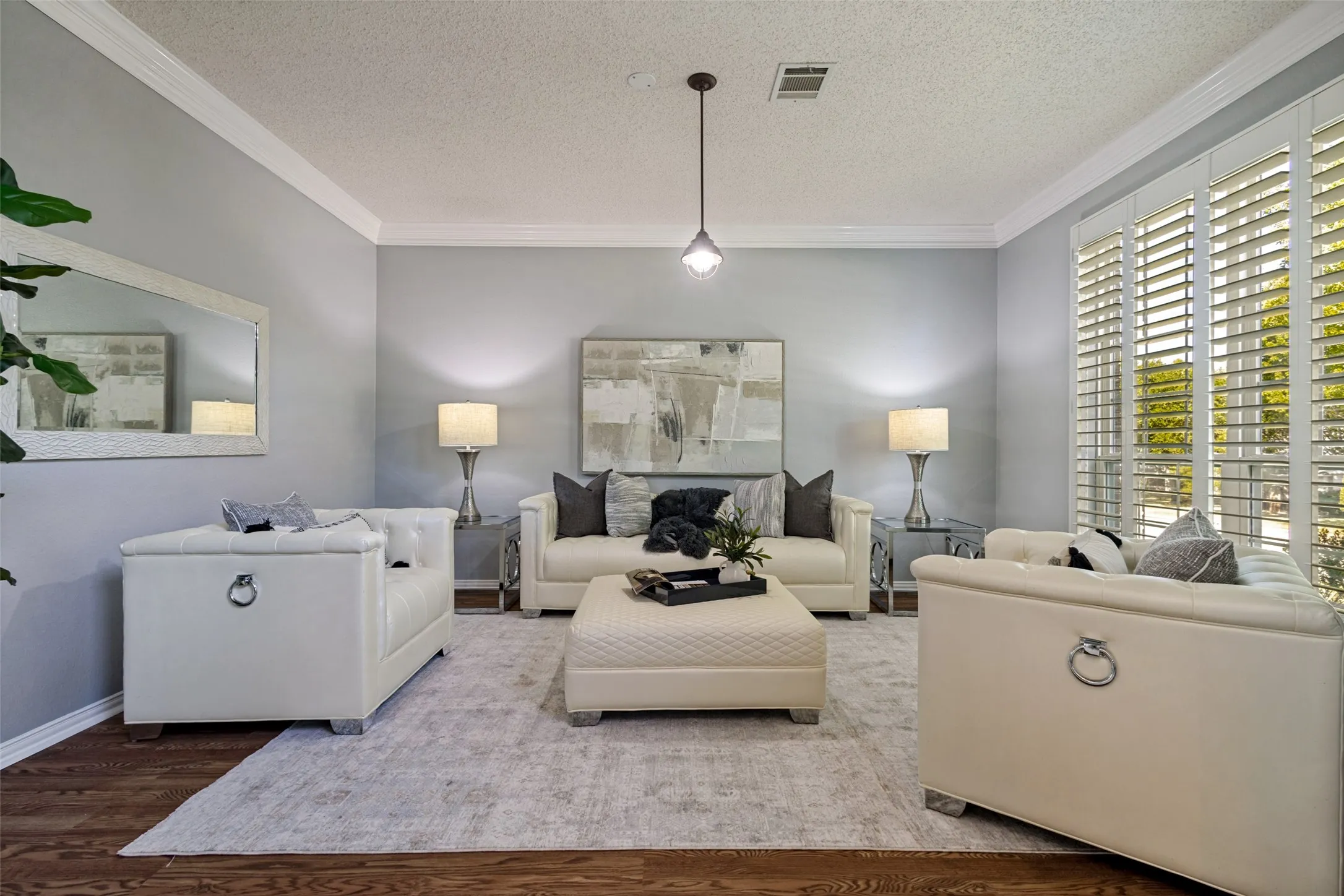 Single Family Residence For Sale in Tarrant County , 204 E Chapel Downs Drive, Southlake, Texas 76092, 4 Bedroom, 4 Bathroom, 3 Garage spaces, 3,635 Sqft, built in 1992, mls#21392754, Real Estate Agent in Southlake, Homes For Sale in Tarrant county, Homes For Sale in Southlake, Realtor in Southlake Texas, Real Estate Brokerage Independent Realty Texas, Luminita Cordes Realtor