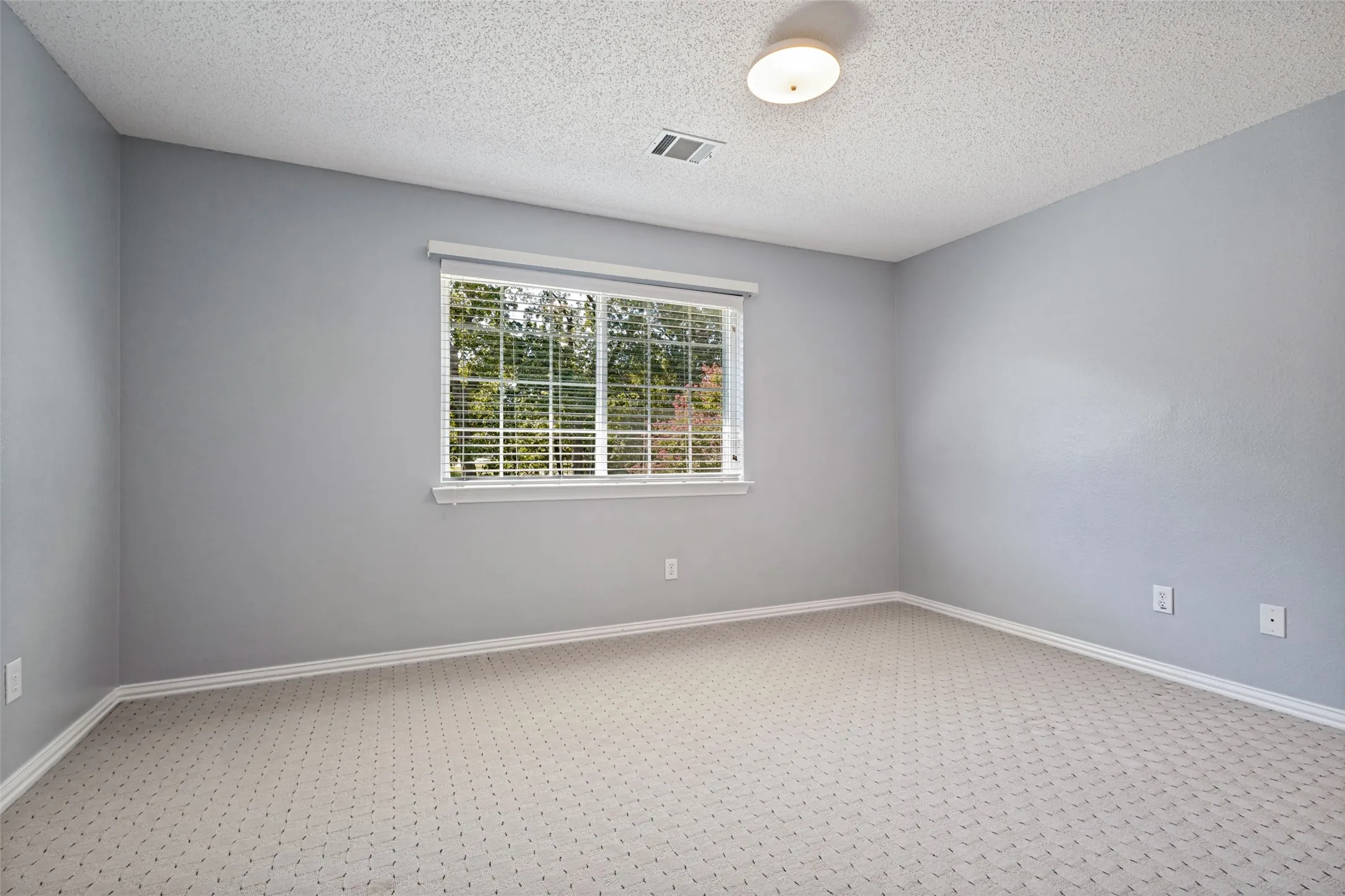 Single Family Residence For Sale in Tarrant County , 204 E Chapel Downs Drive, Southlake, Texas 76092, 4 Bedroom, 4 Bathroom, 3 Garage spaces, 3,635 Sqft, built in 1992, mls#21392754, Real Estate Agent in Southlake, Homes For Sale in Tarrant county, Homes For Sale in Southlake, Realtor in Southlake Texas, Real Estate Brokerage Independent Realty Texas, Luminita Cordes Realtor