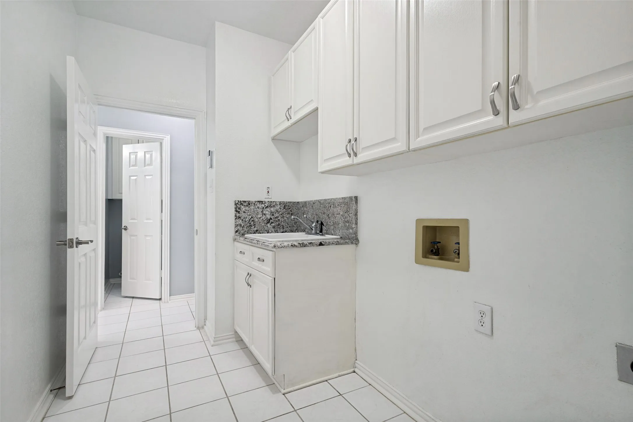 Single Family Residence For Sale in Tarrant County , 204 E Chapel Downs Drive, Southlake, Texas 76092, 4 Bedroom, 4 Bathroom, 3 Garage spaces, 3,635 Sqft, built in 1992, mls#21392754, Real Estate Agent in Southlake, Homes For Sale in Tarrant county, Homes For Sale in Southlake, Realtor in Southlake Texas, Real Estate Brokerage Independent Realty Texas, Luminita Cordes Realtor