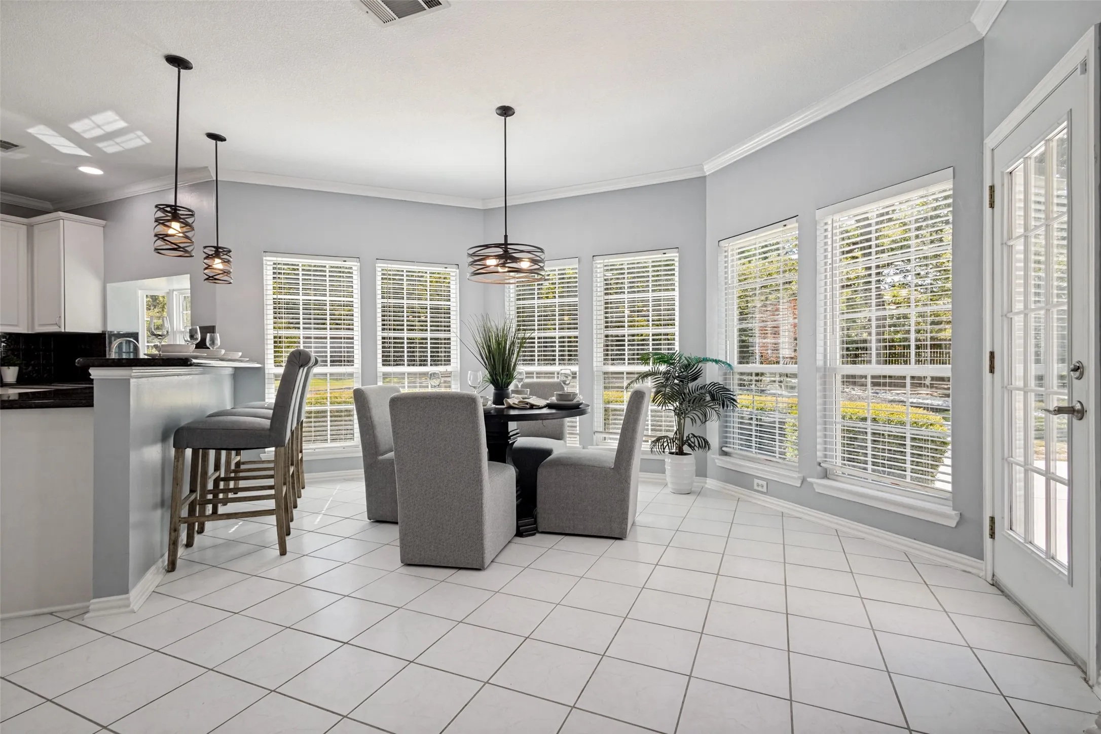 Single Family Residence For Sale in Tarrant County , 204 E Chapel Downs Drive, Southlake, Texas 76092, 4 Bedroom, 4 Bathroom, 3 Garage spaces, 3,635 Sqft, built in 1992, mls#21392754, Real Estate Agent in Southlake, Homes For Sale in Tarrant county, Homes For Sale in Southlake, Realtor in Southlake Texas, Real Estate Brokerage Independent Realty Texas, Luminita Cordes Realtor