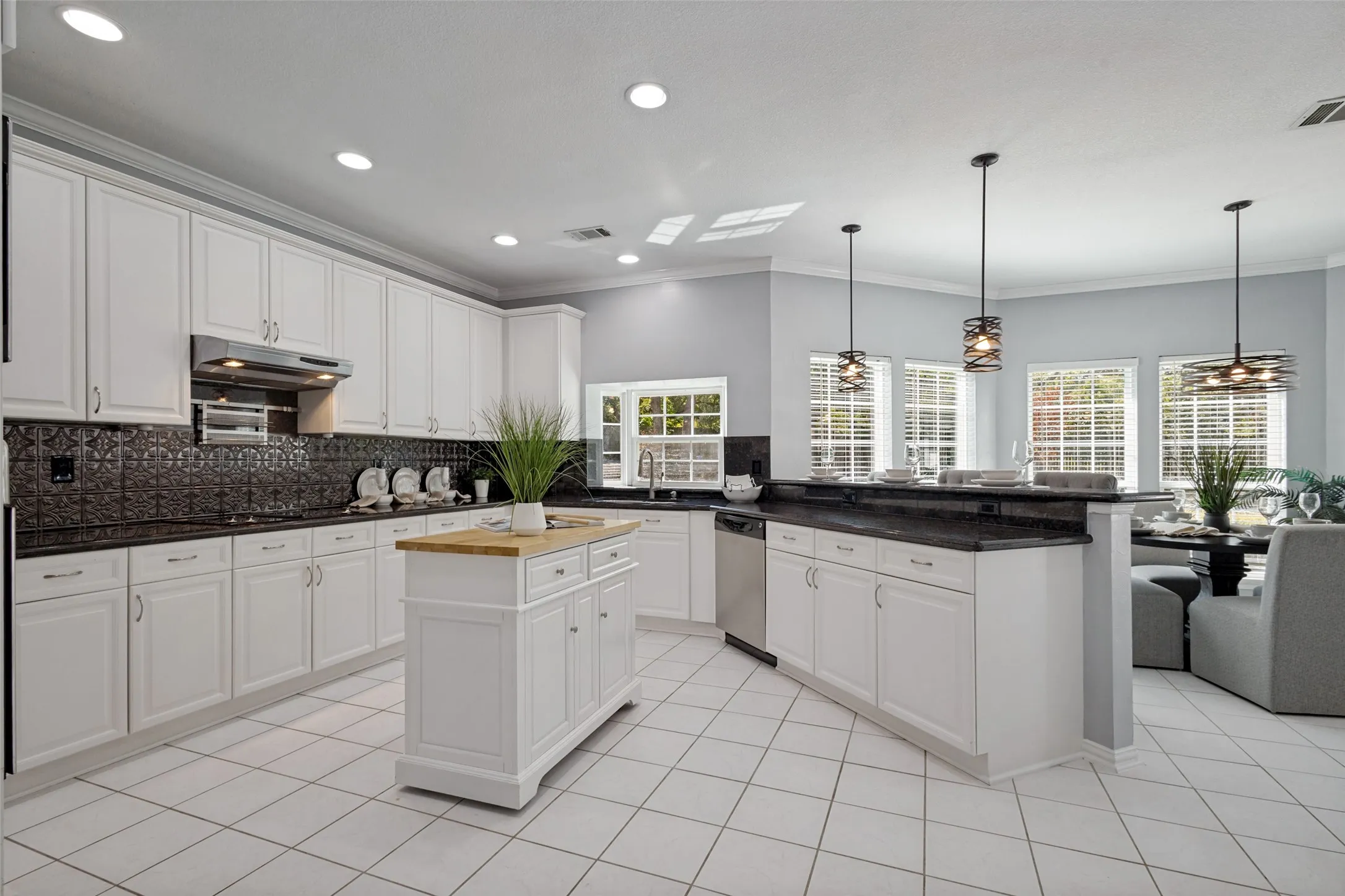 Single Family Residence For Sale in Tarrant County , 204 E Chapel Downs Drive, Southlake, Texas 76092, 4 Bedroom, 4 Bathroom, 3 Garage spaces, 3,635 Sqft, built in 1992, mls#21392754, Real Estate Agent in Southlake, Homes For Sale in Tarrant county, Homes For Sale in Southlake, Realtor in Southlake Texas, Real Estate Brokerage Independent Realty Texas, Luminita Cordes Realtor