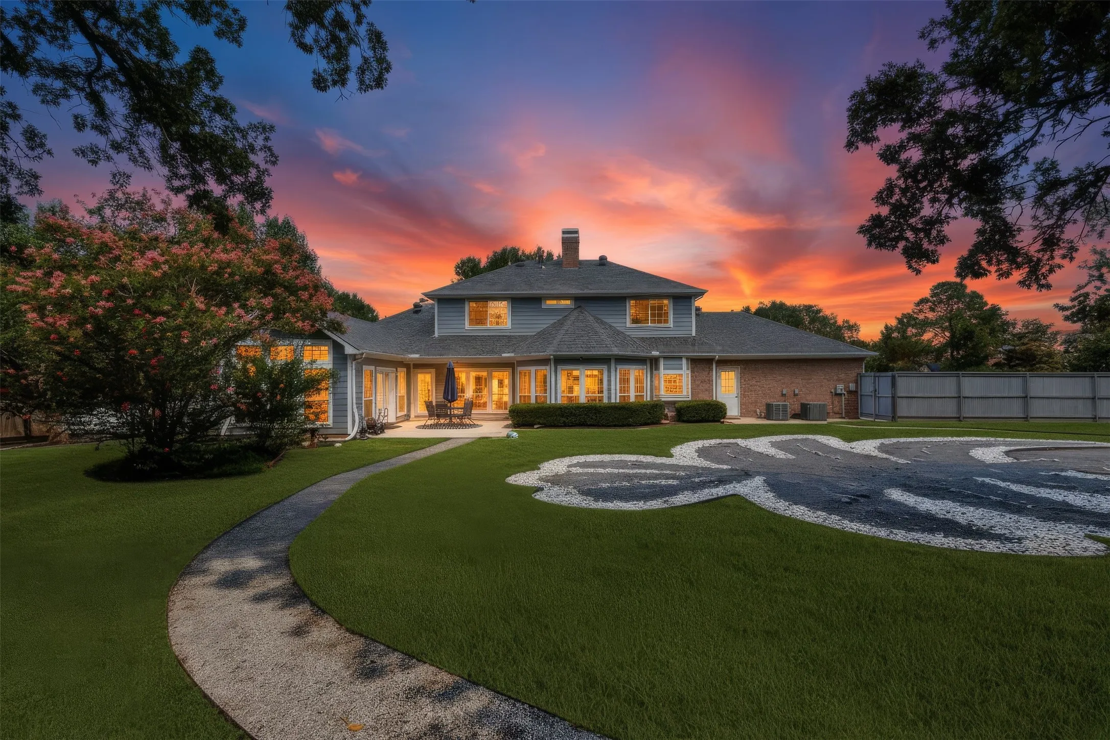 Single Family Residence For Sale in Tarrant County , 204 E Chapel Downs Drive, Southlake, Texas 76092, 4 Bedroom, 4 Bathroom, 3 Garage spaces, 3,635 Sqft, built in 1992, mls#21392754, Real Estate Agent in Southlake, Homes For Sale in Tarrant county, Homes For Sale in Southlake, Realtor in Southlake Texas, Real Estate Brokerage Independent Realty Texas, Luminita Cordes Realtor