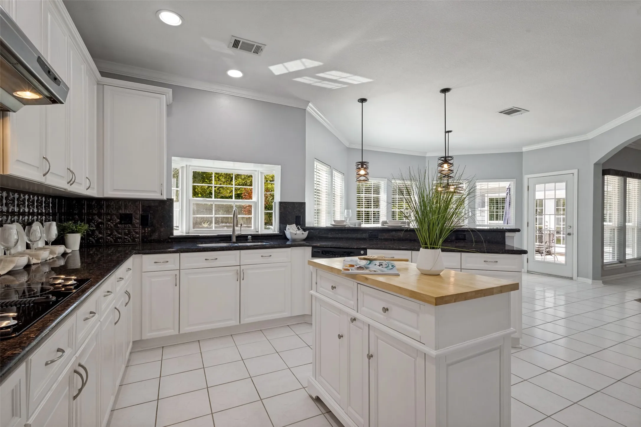 Single Family Residence For Sale in Tarrant County , 204 E Chapel Downs Drive, Southlake, Texas 76092, 4 Bedroom, 4 Bathroom, 3 Garage spaces, 3,635 Sqft, built in 1992, mls#21392754, Real Estate Agent in Southlake, Homes For Sale in Tarrant county, Homes For Sale in Southlake, Realtor in Southlake Texas, Real Estate Brokerage Independent Realty Texas, Luminita Cordes Realtor