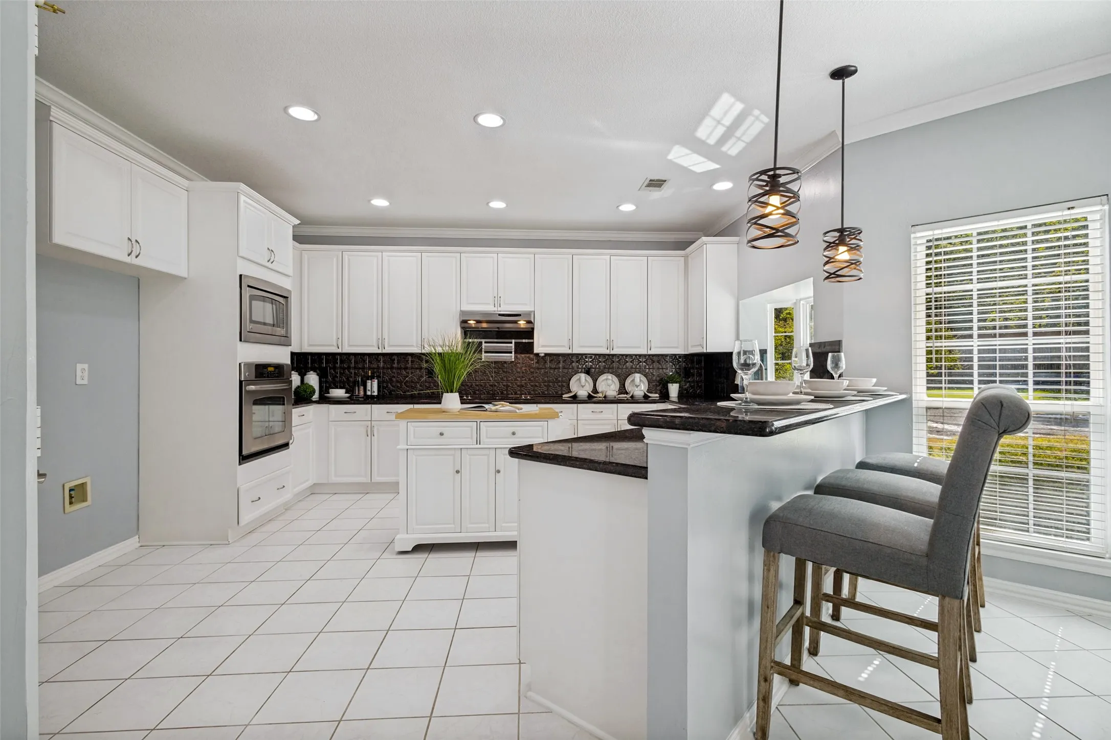 Single Family Residence For Sale in Tarrant County , 204 E Chapel Downs Drive, Southlake, Texas 76092, 4 Bedroom, 4 Bathroom, 3 Garage spaces, 3,635 Sqft, built in 1992, mls#21392754, Real Estate Agent in Southlake, Homes For Sale in Tarrant county, Homes For Sale in Southlake, Realtor in Southlake Texas, Real Estate Brokerage Independent Realty Texas, Luminita Cordes Realtor