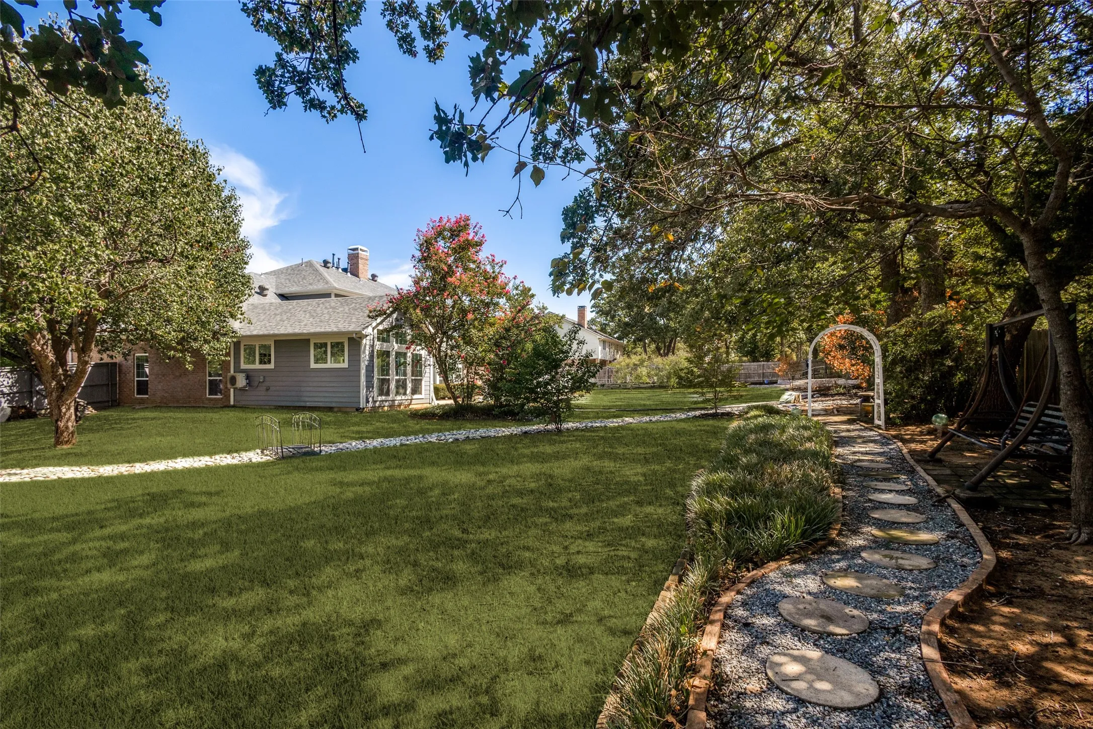 Single Family Residence For Sale in Tarrant County , 204 E Chapel Downs Drive, Southlake, Texas 76092, 4 Bedroom, 4 Bathroom, 3 Garage spaces, 3,635 Sqft, built in 1992, mls#21392754, Real Estate Agent in Southlake, Homes For Sale in Tarrant county, Homes For Sale in Southlake, Realtor in Southlake Texas, Real Estate Brokerage Independent Realty Texas, Luminita Cordes Realtor