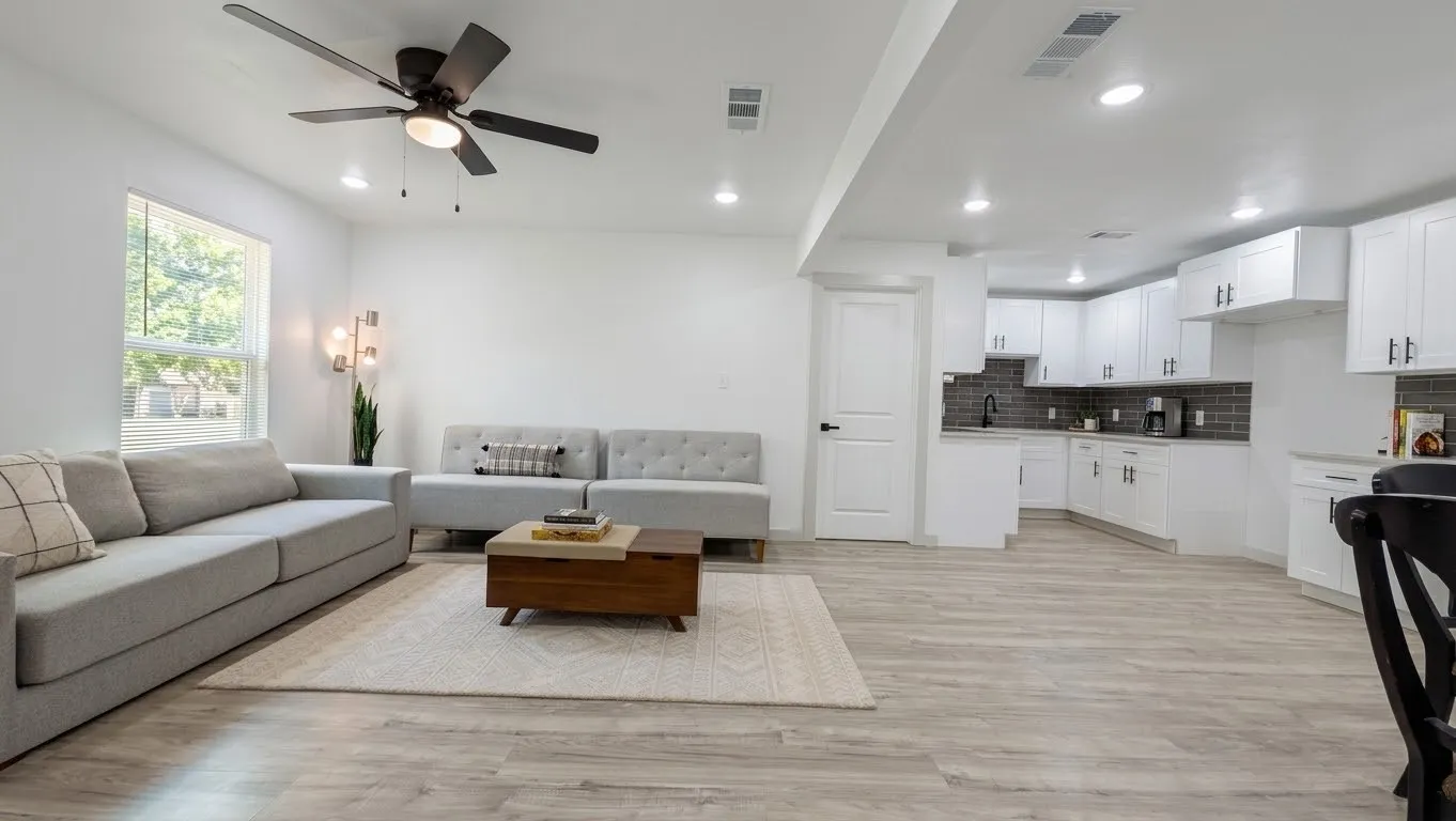 4 bedrooms and 2 full bath in Dalllas TX.