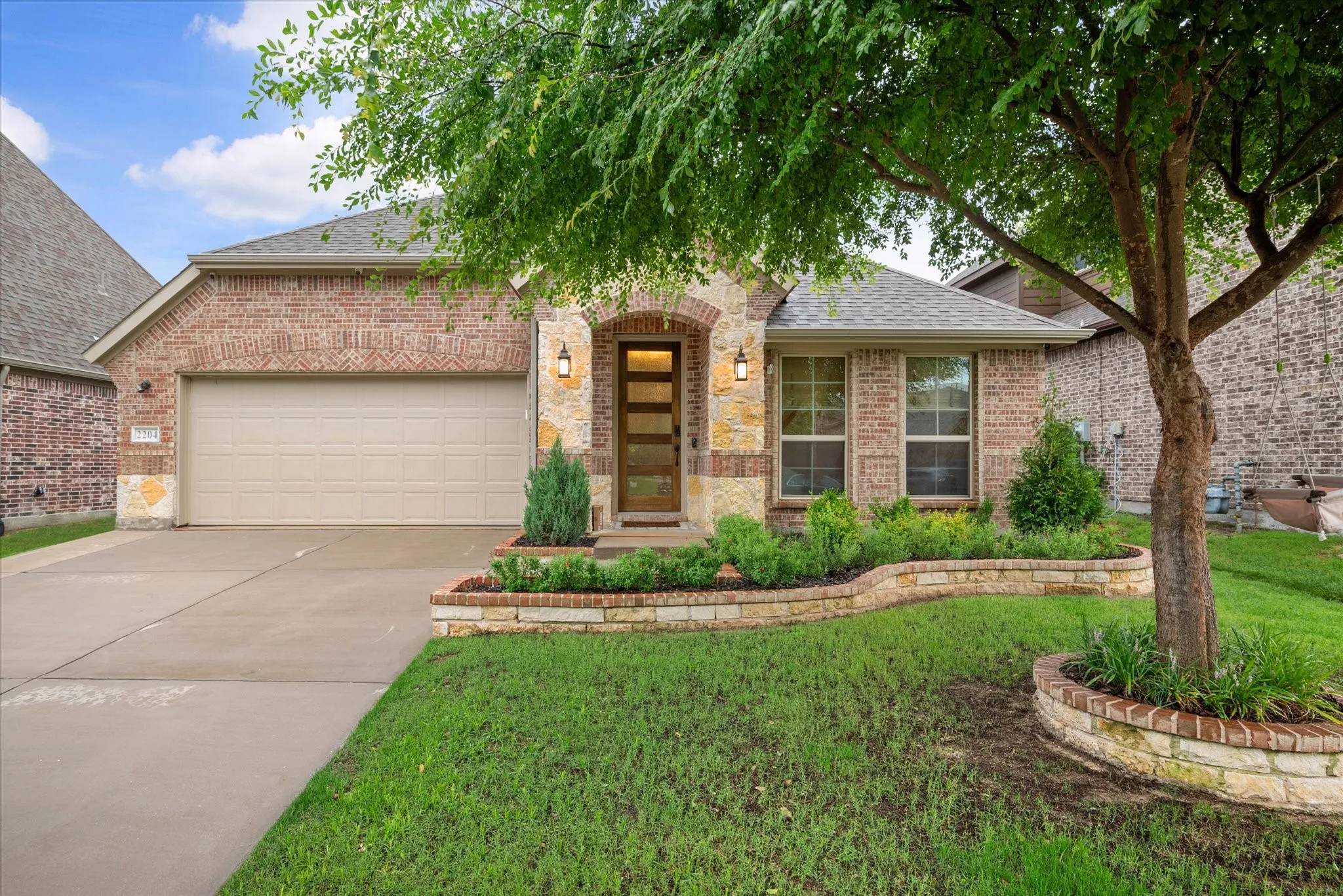 Single Family Residence For Sale in Collin County , 2204 Saratoga Drive, Melissa, Texas 75454, 3 Bedroom, 2 Bathroom, 2 Garage spaces, 2,187 Sqft, built in 2018, mls#21392860, Real Estate Agent in Melissa, Homes For Sale in Collin county, Homes For Sale in Melissa, Realtor in Melissa Texas, Real Estate Brokerage Independent Realty Texas, Luminita Cordes Realtor