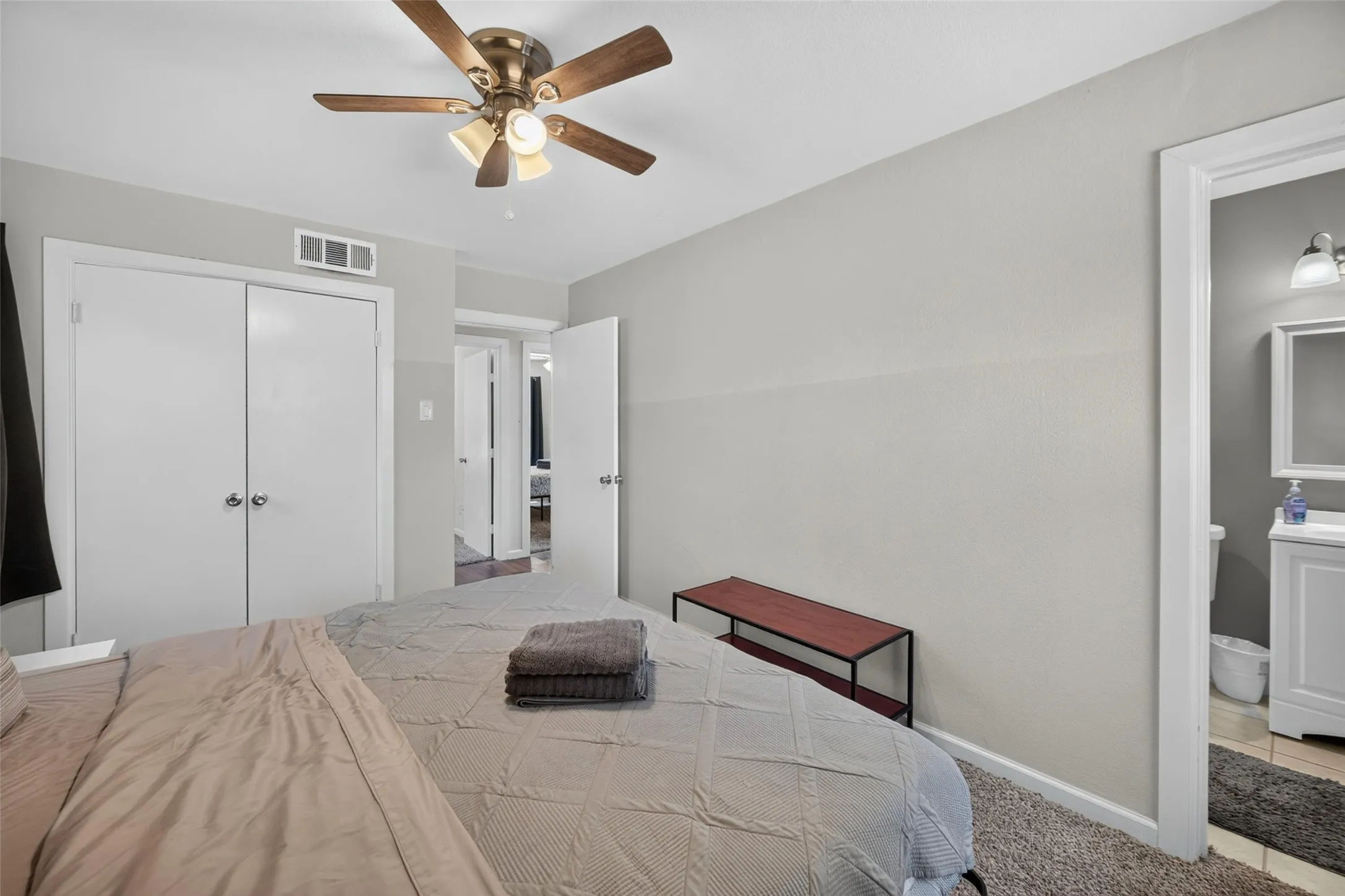 Ceiling fan with light fixture
