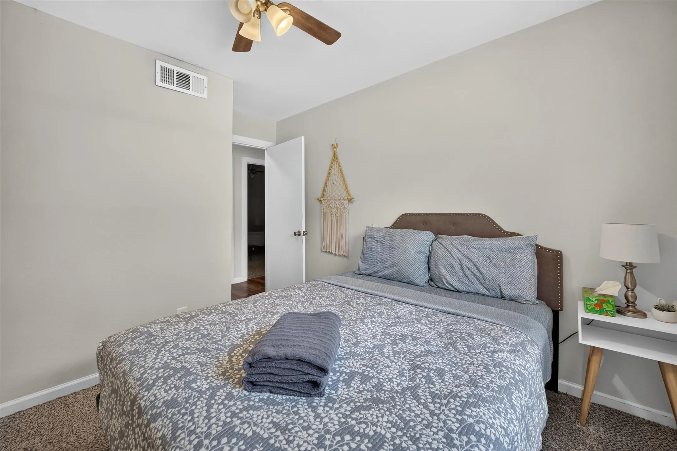 Textured carpet flooring and neutral wall tones
