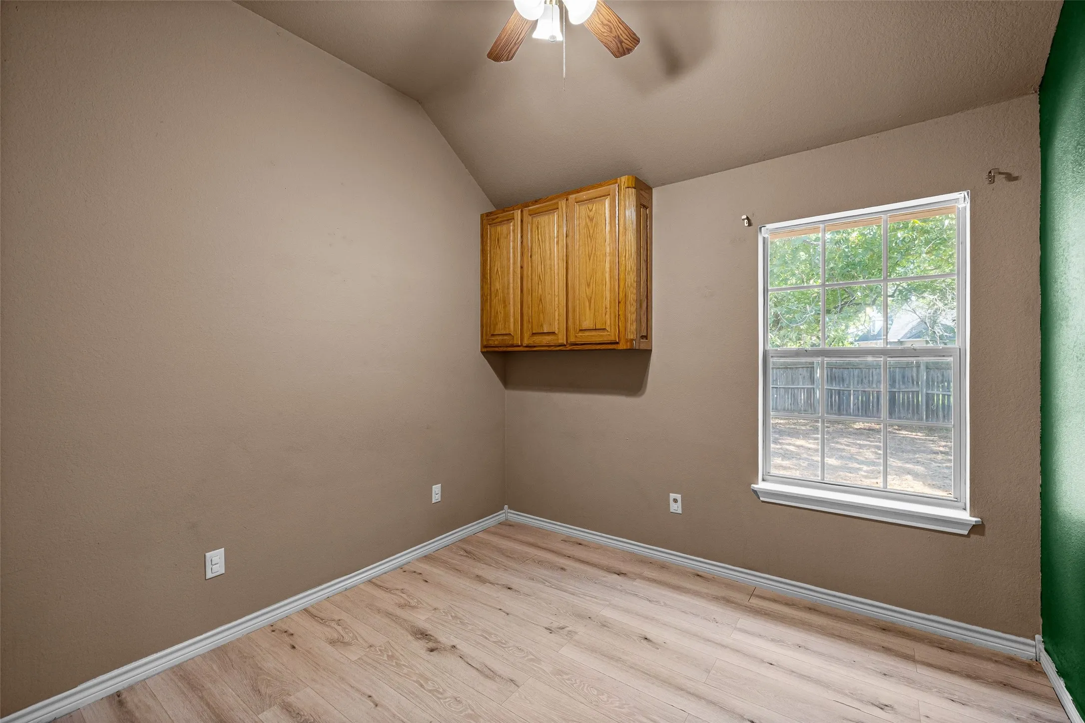Single Family Residence For Sale in Hood County , 8816 The Briers Court, Granbury, Texas 76049, 3 Bedroom, 2 Bathroom, 2 Garage spaces, 1,962 Sqft, built in 2000, mls#21392673, Real Estate Agent in Granbury, Homes For Sale in Hood county, Homes For Sale in Granbury, Realtor in Granbury Texas, Real Estate Brokerage Independent Realty Texas, Luminita Cordes Realtor