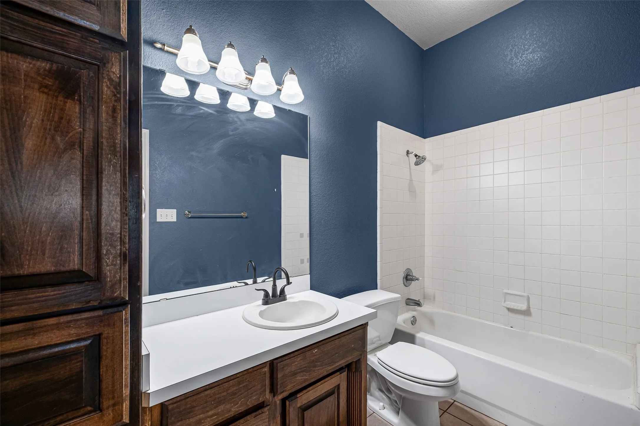 Single Family Residence For Sale in Hood County , 8816 The Briers Court, Granbury, Texas 76049, 3 Bedroom, 2 Bathroom, 2 Garage spaces, 1,962 Sqft, built in 2000, mls#21392673, Real Estate Agent in Granbury, Homes For Sale in Hood county, Homes For Sale in Granbury, Realtor in Granbury Texas, Real Estate Brokerage Independent Realty Texas, Luminita Cordes Realtor