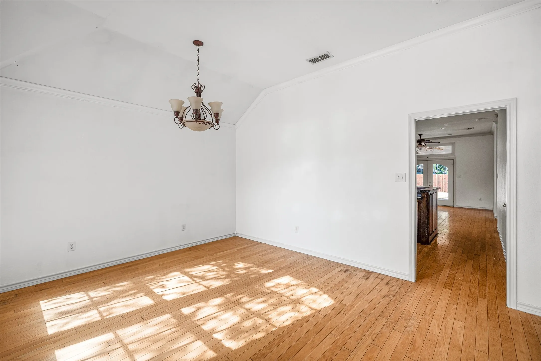 Single Family Residence For Sale in Hood County , 8816 The Briers Court, Granbury, Texas 76049, 3 Bedroom, 2 Bathroom, 2 Garage spaces, 1,962 Sqft, built in 2000, mls#21392673, Real Estate Agent in Granbury, Homes For Sale in Hood county, Homes For Sale in Granbury, Realtor in Granbury Texas, Real Estate Brokerage Independent Realty Texas, Luminita Cordes Realtor