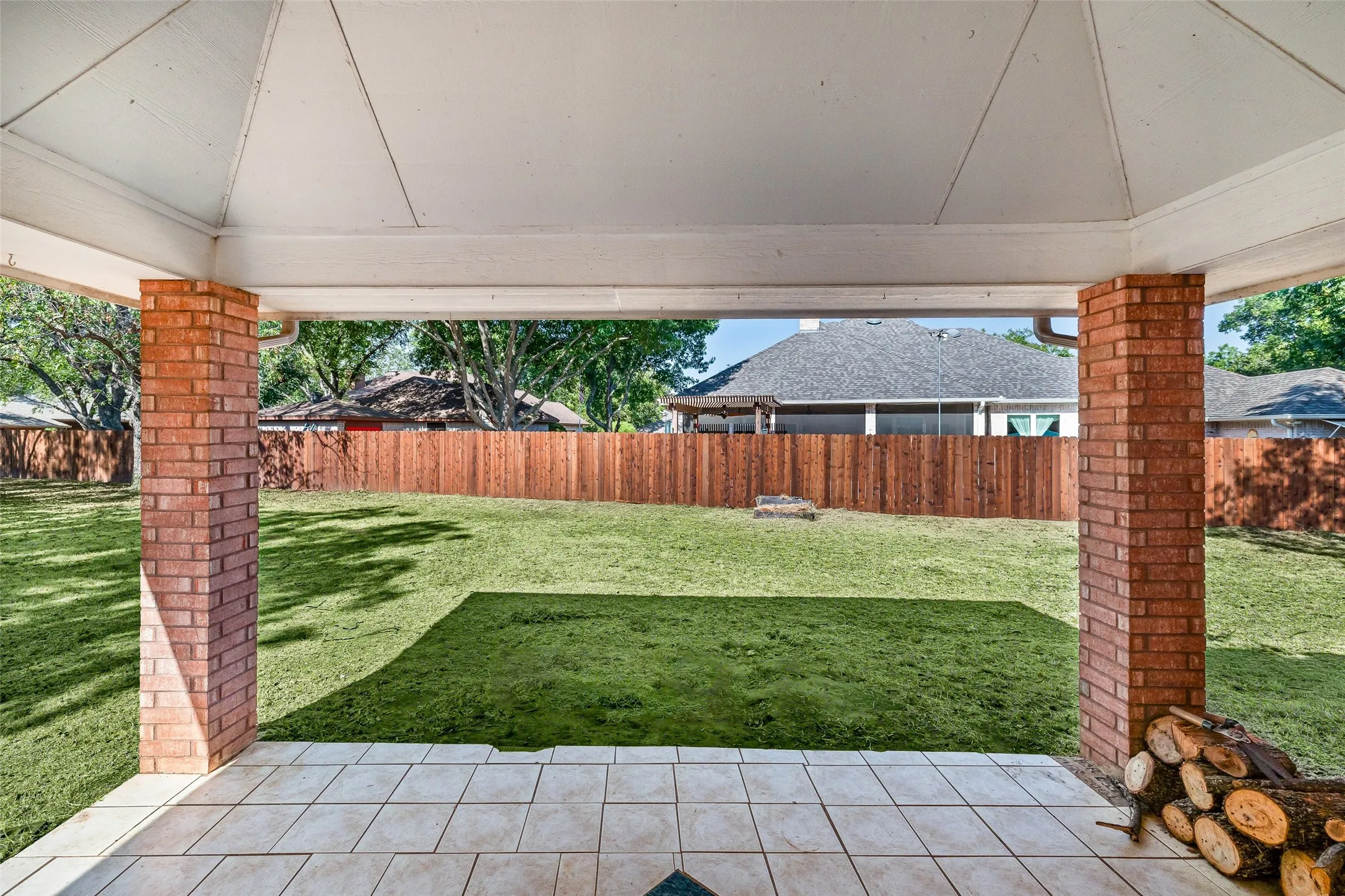 Single Family Residence For Sale in Hood County , 8816 The Briers Court, Granbury, Texas 76049, 3 Bedroom, 2 Bathroom, 2 Garage spaces, 1,962 Sqft, built in 2000, mls#21392673, Real Estate Agent in Granbury, Homes For Sale in Hood county, Homes For Sale in Granbury, Realtor in Granbury Texas, Real Estate Brokerage Independent Realty Texas, Luminita Cordes Realtor