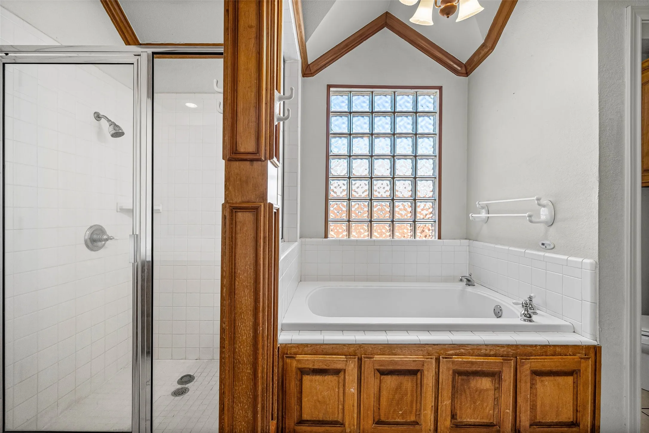 Single Family Residence For Sale in Hood County , 8816 The Briers Court, Granbury, Texas 76049, 3 Bedroom, 2 Bathroom, 2 Garage spaces, 1,962 Sqft, built in 2000, mls#21392673, Real Estate Agent in Granbury, Homes For Sale in Hood county, Homes For Sale in Granbury, Realtor in Granbury Texas, Real Estate Brokerage Independent Realty Texas, Luminita Cordes Realtor