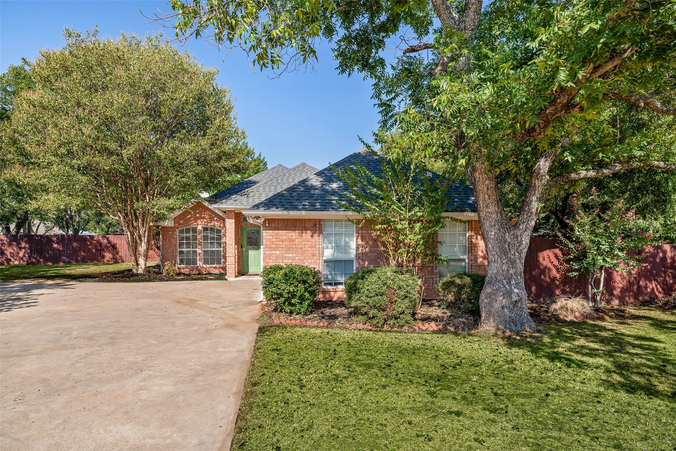 Single Family Residence For Sale in Hood County , 8816 The Briers Court, Granbury, Texas 76049, 3 Bedroom, 2 Bathroom, 2 Garage spaces, 1,962 Sqft, built in 2000, mls#21392673, Real Estate Agent in Granbury, Homes For Sale in Hood county, Homes For Sale in Granbury, Realtor in Granbury Texas, Real Estate Brokerage Independent Realty Texas, Luminita Cordes Realtor