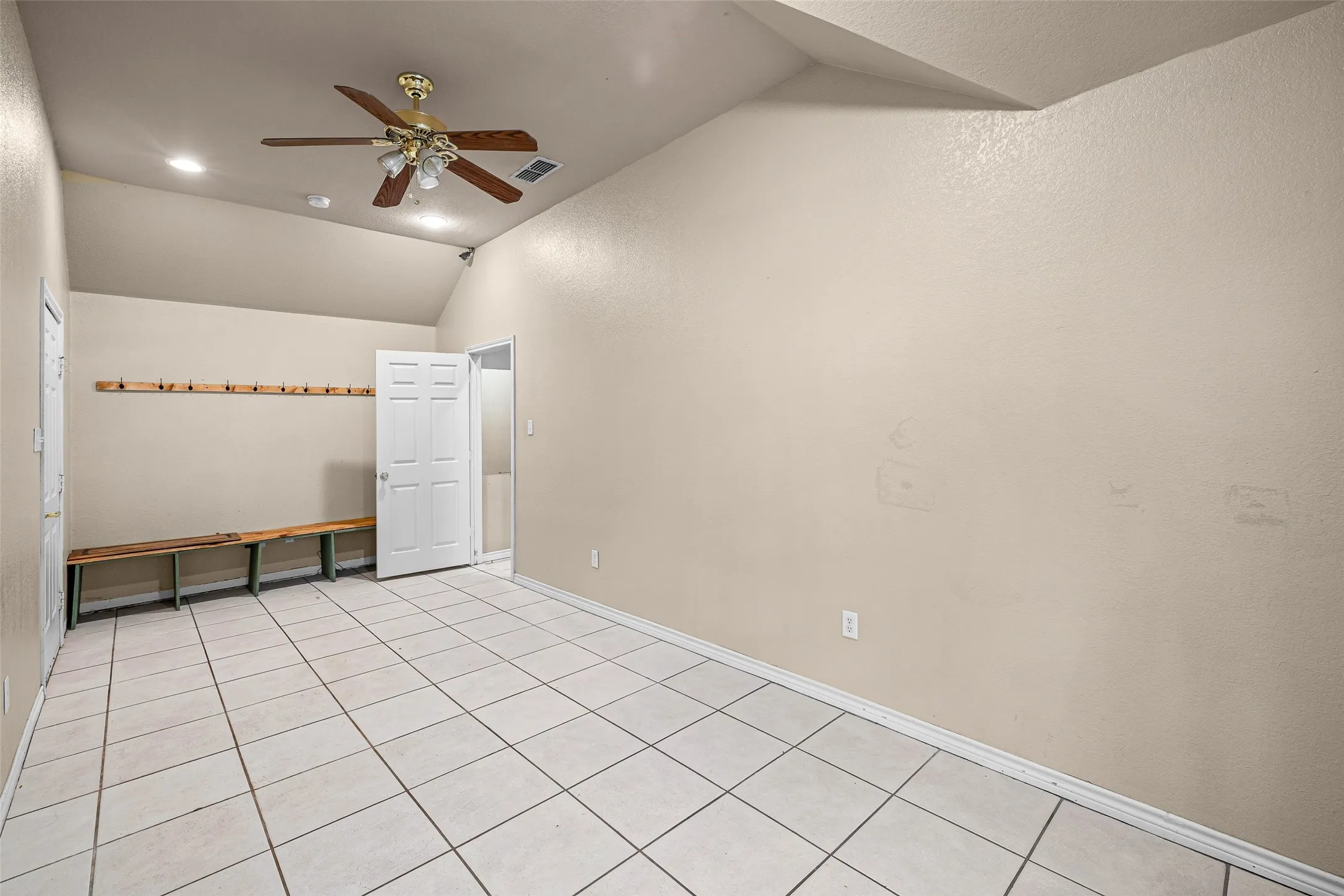 Single Family Residence For Sale in Hood County , 8816 The Briers Court, Granbury, Texas 76049, 3 Bedroom, 2 Bathroom, 2 Garage spaces, 1,962 Sqft, built in 2000, mls#21392673, Real Estate Agent in Granbury, Homes For Sale in Hood county, Homes For Sale in Granbury, Realtor in Granbury Texas, Real Estate Brokerage Independent Realty Texas, Luminita Cordes Realtor