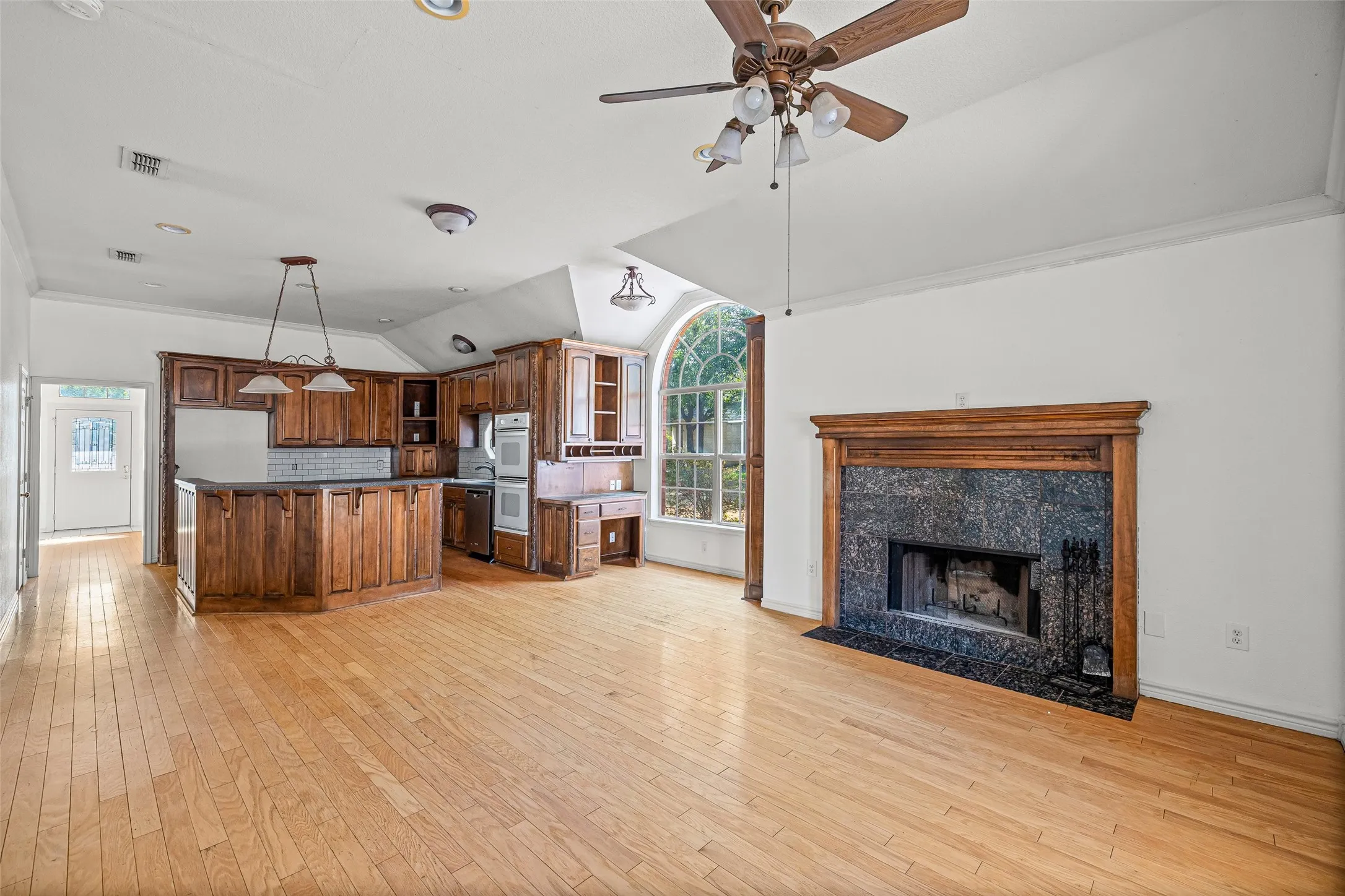 Single Family Residence For Sale in Hood County , 8816 The Briers Court, Granbury, Texas 76049, 3 Bedroom, 2 Bathroom, 2 Garage spaces, 1,962 Sqft, built in 2000, mls#21392673, Real Estate Agent in Granbury, Homes For Sale in Hood county, Homes For Sale in Granbury, Realtor in Granbury Texas, Real Estate Brokerage Independent Realty Texas, Luminita Cordes Realtor