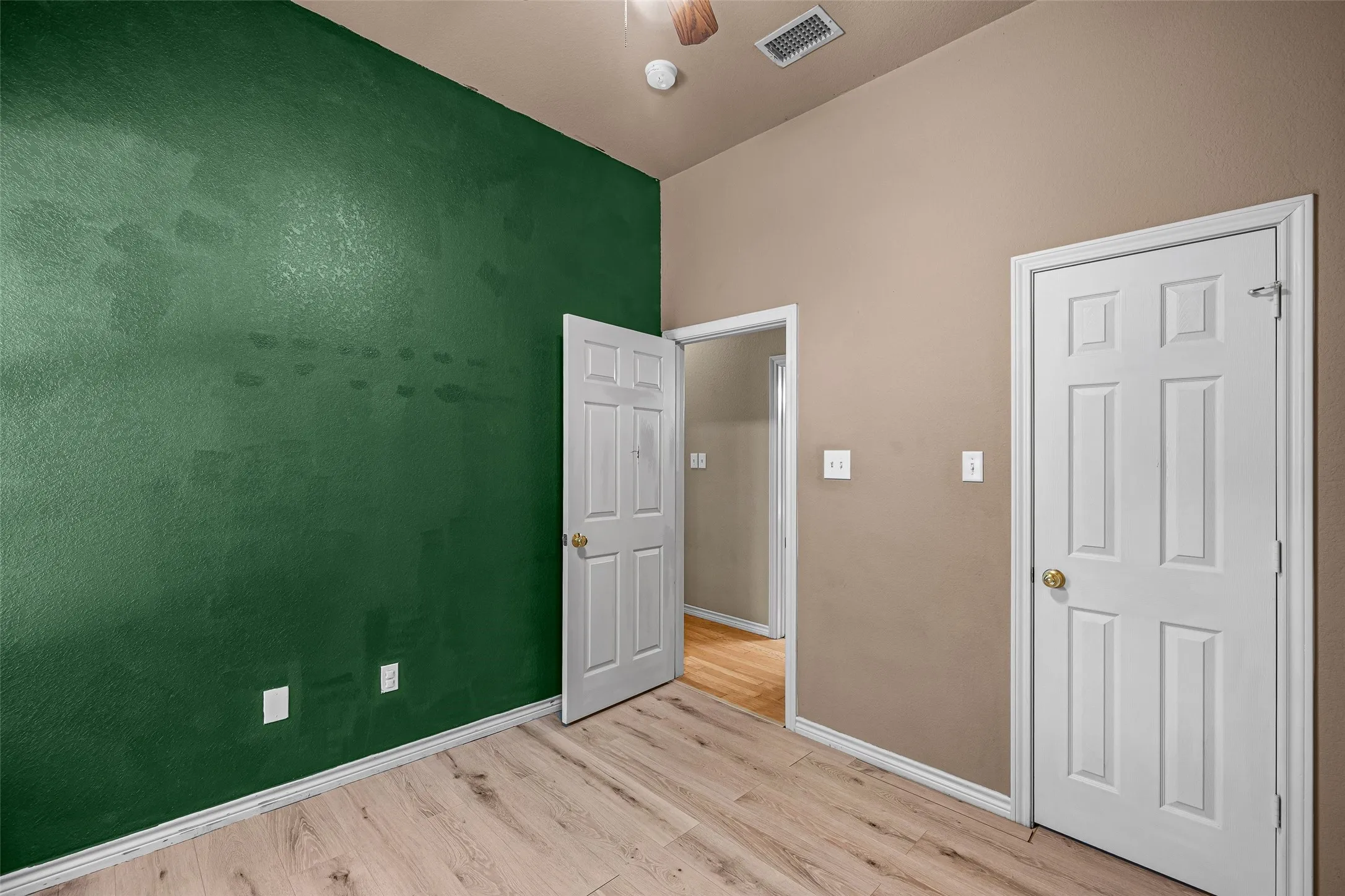 Single Family Residence For Sale in Hood County , 8816 The Briers Court, Granbury, Texas 76049, 3 Bedroom, 2 Bathroom, 2 Garage spaces, 1,962 Sqft, built in 2000, mls#21392673, Real Estate Agent in Granbury, Homes For Sale in Hood county, Homes For Sale in Granbury, Realtor in Granbury Texas, Real Estate Brokerage Independent Realty Texas, Luminita Cordes Realtor