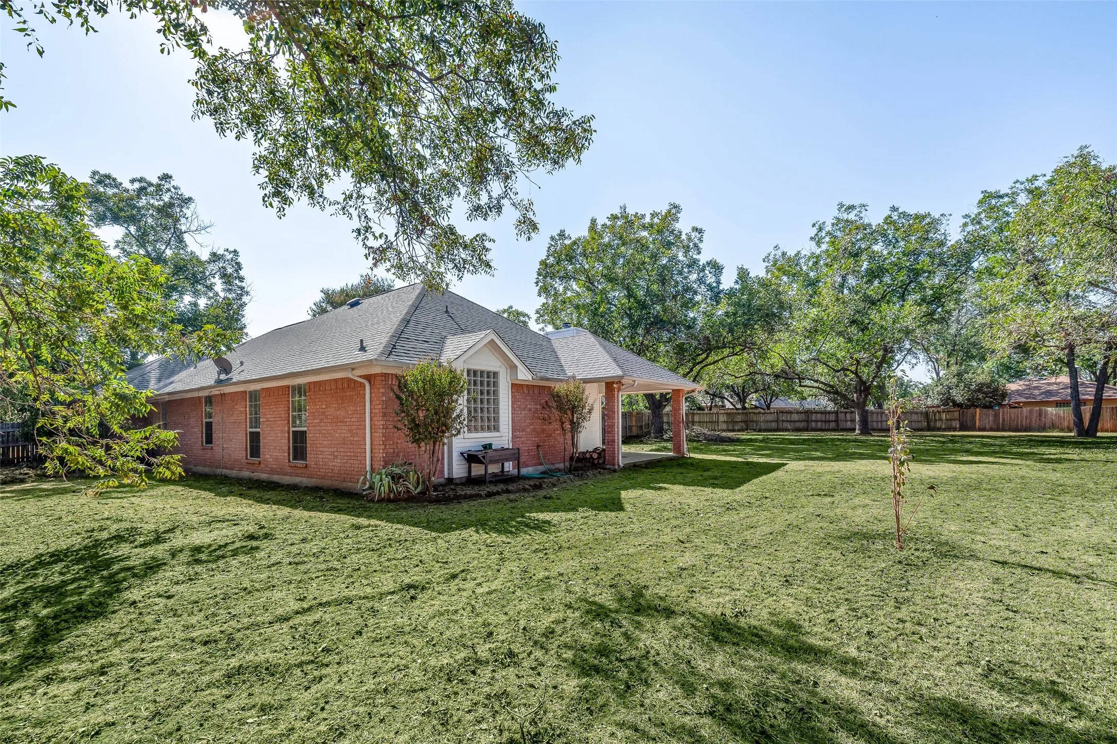 Single Family Residence For Sale in Hood County , 8816 The Briers Court, Granbury, Texas 76049, 3 Bedroom, 2 Bathroom, 2 Garage spaces, 1,962 Sqft, built in 2000, mls#21392673, Real Estate Agent in Granbury, Homes For Sale in Hood county, Homes For Sale in Granbury, Realtor in Granbury Texas, Real Estate Brokerage Independent Realty Texas, Luminita Cordes Realtor