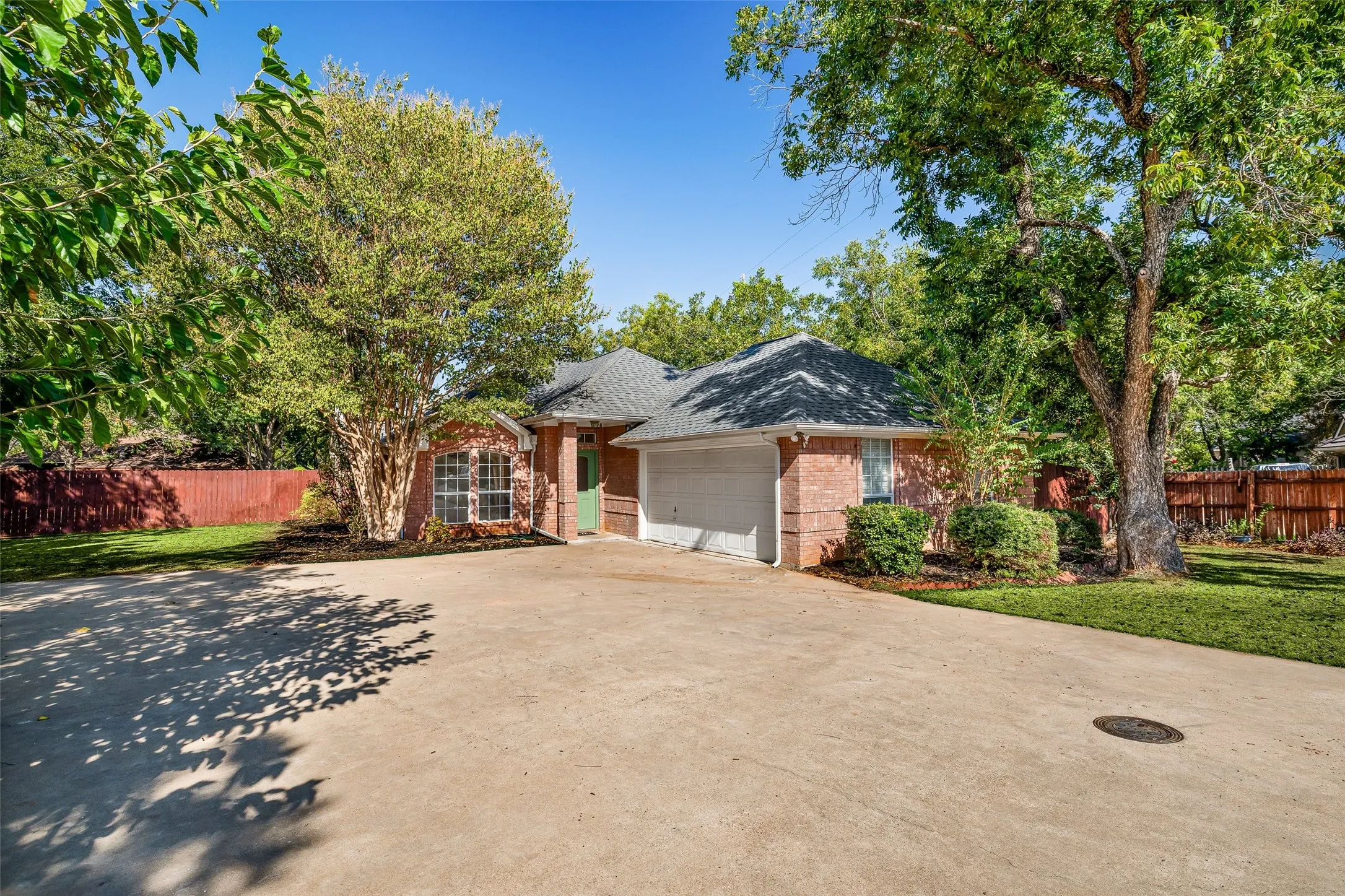 Single Family Residence For Sale in Hood County , 8816 The Briers Court, Granbury, Texas 76049, 3 Bedroom, 2 Bathroom, 2 Garage spaces, 1,962 Sqft, built in 2000, mls#21392673, Real Estate Agent in Granbury, Homes For Sale in Hood county, Homes For Sale in Granbury, Realtor in Granbury Texas, Real Estate Brokerage Independent Realty Texas, Luminita Cordes Realtor