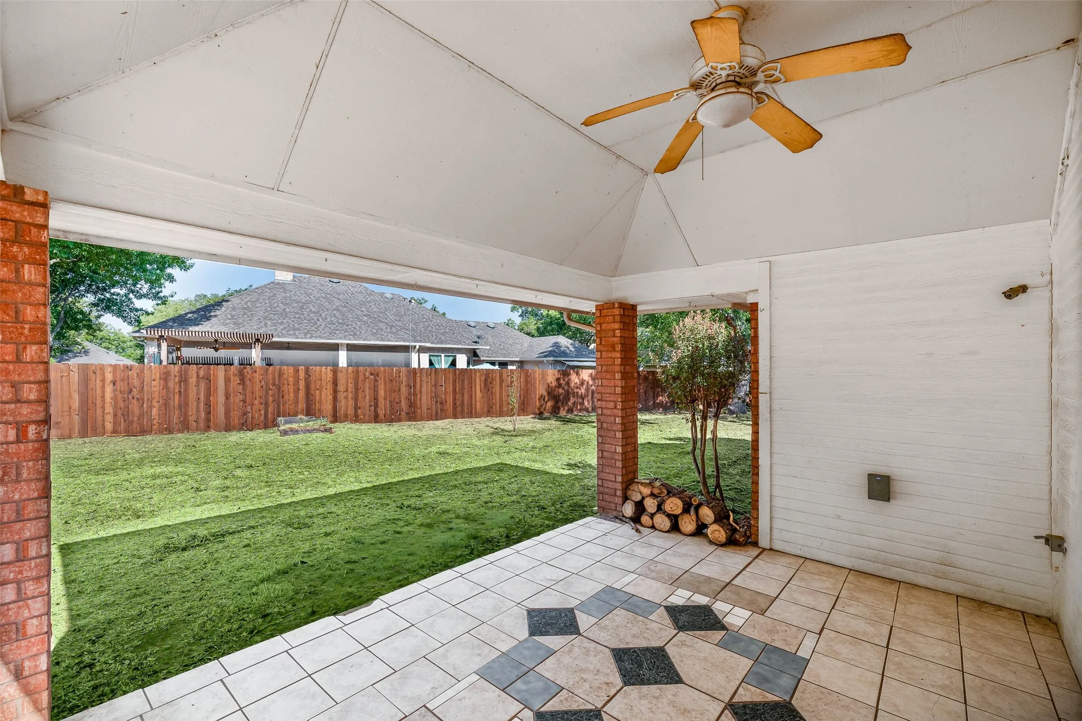 Single Family Residence For Sale in Hood County , 8816 The Briers Court, Granbury, Texas 76049, 3 Bedroom, 2 Bathroom, 2 Garage spaces, 1,962 Sqft, built in 2000, mls#21392673, Real Estate Agent in Granbury, Homes For Sale in Hood county, Homes For Sale in Granbury, Realtor in Granbury Texas, Real Estate Brokerage Independent Realty Texas, Luminita Cordes Realtor