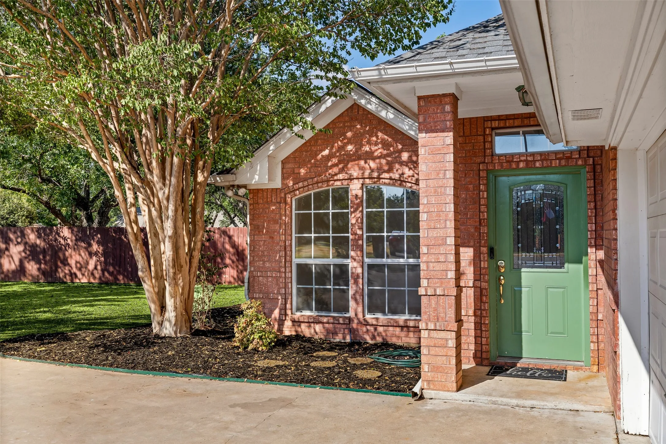 Single Family Residence For Sale in Hood County , 8816 The Briers Court, Granbury, Texas 76049, 3 Bedroom, 2 Bathroom, 2 Garage spaces, 1,962 Sqft, built in 2000, mls#21392673, Real Estate Agent in Granbury, Homes For Sale in Hood county, Homes For Sale in Granbury, Realtor in Granbury Texas, Real Estate Brokerage Independent Realty Texas, Luminita Cordes Realtor