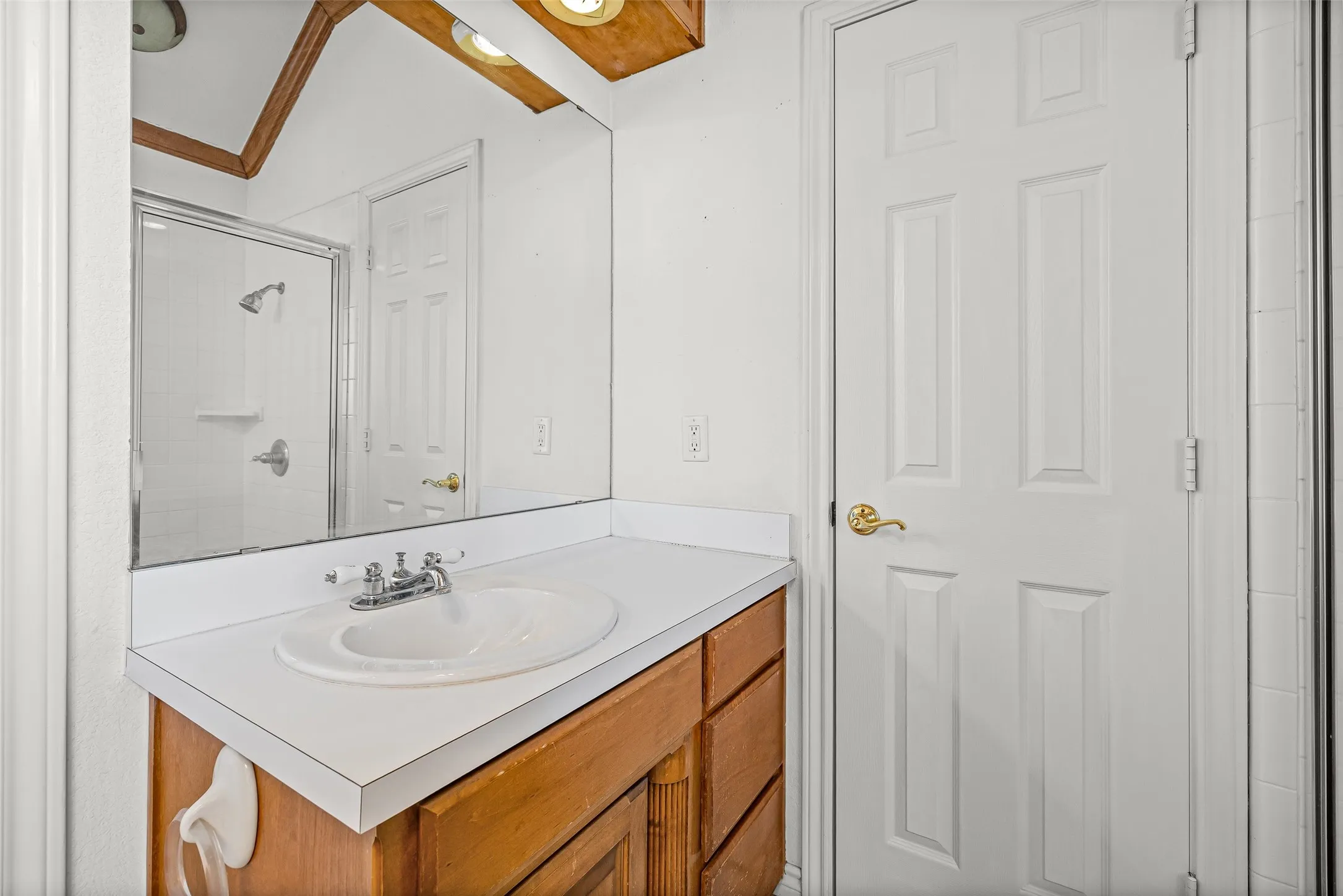Single Family Residence For Sale in Hood County , 8816 The Briers Court, Granbury, Texas 76049, 3 Bedroom, 2 Bathroom, 2 Garage spaces, 1,962 Sqft, built in 2000, mls#21392673, Real Estate Agent in Granbury, Homes For Sale in Hood county, Homes For Sale in Granbury, Realtor in Granbury Texas, Real Estate Brokerage Independent Realty Texas, Luminita Cordes Realtor