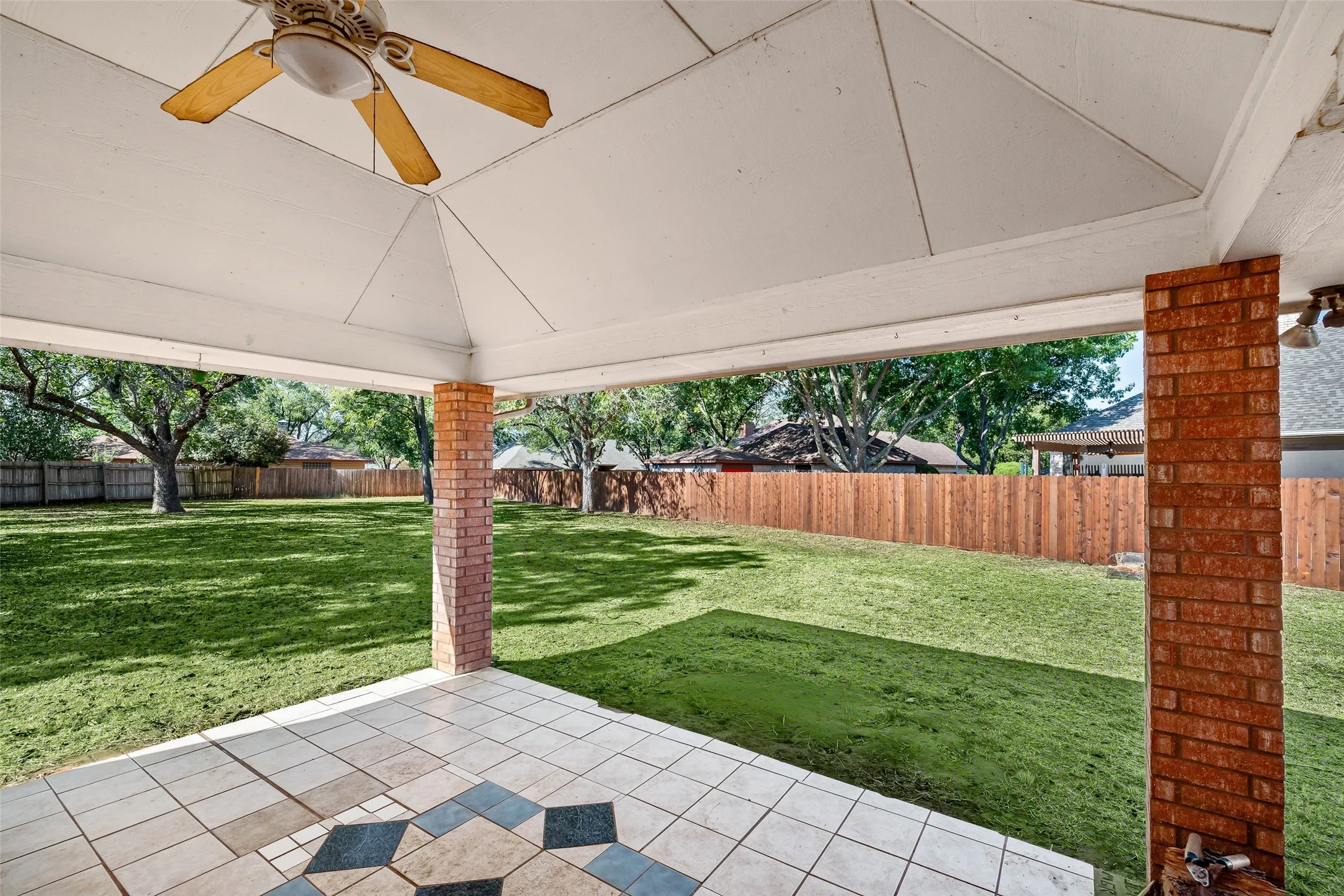 Single Family Residence For Sale in Hood County , 8816 The Briers Court, Granbury, Texas 76049, 3 Bedroom, 2 Bathroom, 2 Garage spaces, 1,962 Sqft, built in 2000, mls#21392673, Real Estate Agent in Granbury, Homes For Sale in Hood county, Homes For Sale in Granbury, Realtor in Granbury Texas, Real Estate Brokerage Independent Realty Texas, Luminita Cordes Realtor