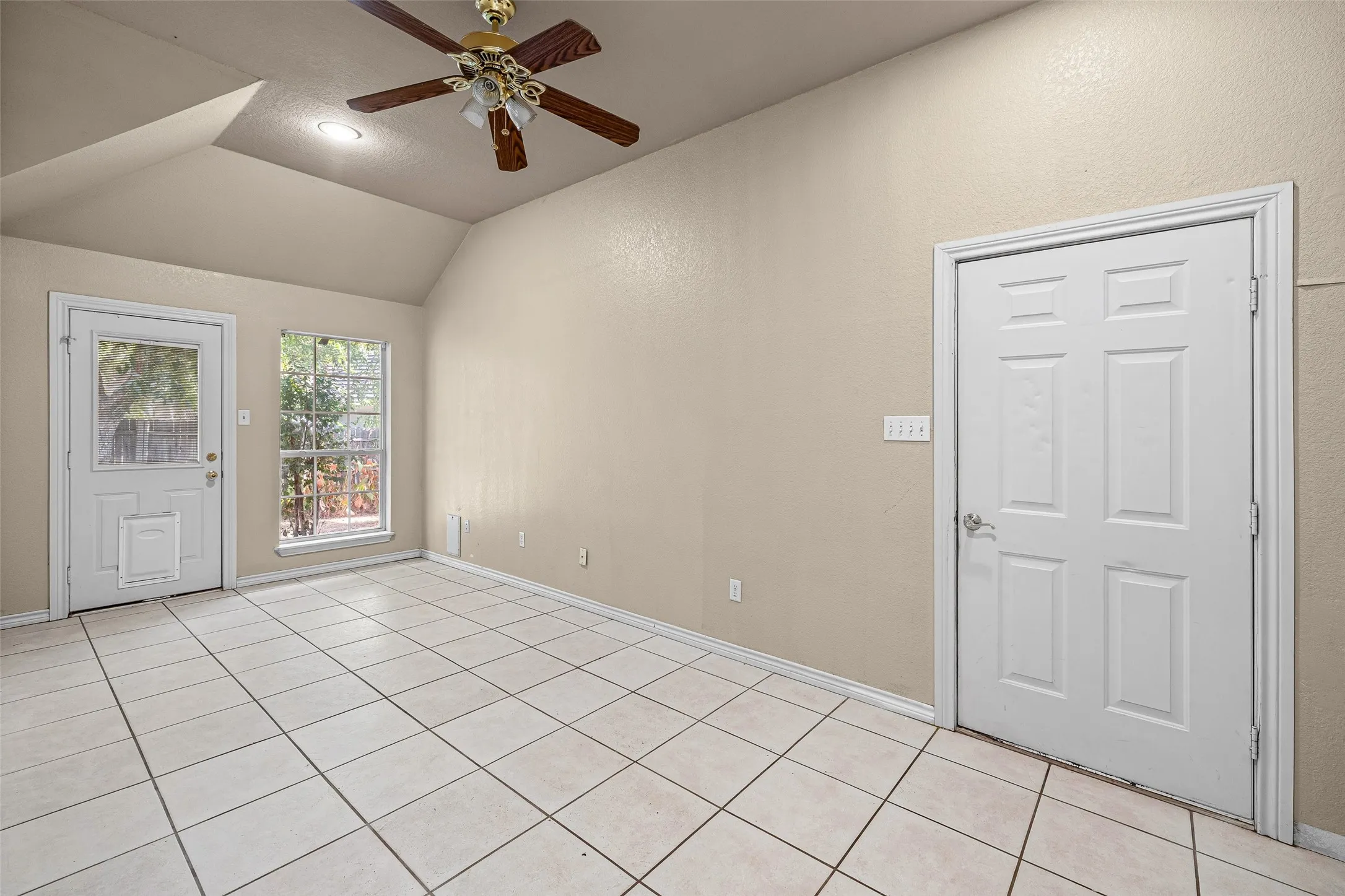 Single Family Residence For Sale in Hood County , 8816 The Briers Court, Granbury, Texas 76049, 3 Bedroom, 2 Bathroom, 2 Garage spaces, 1,962 Sqft, built in 2000, mls#21392673, Real Estate Agent in Granbury, Homes For Sale in Hood county, Homes For Sale in Granbury, Realtor in Granbury Texas, Real Estate Brokerage Independent Realty Texas, Luminita Cordes Realtor